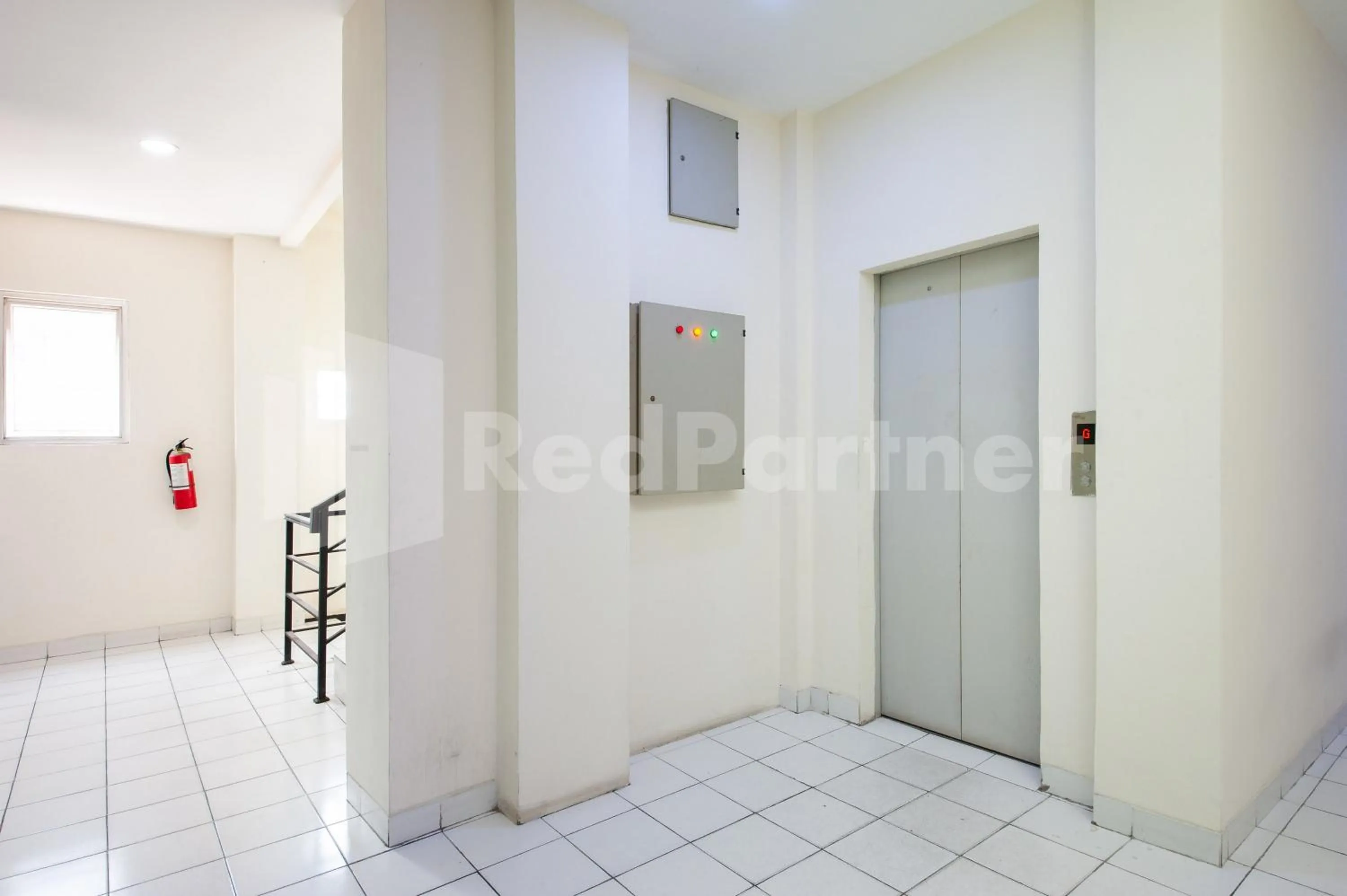 elevator in Orange Garden 47 Mitra RedDoorz