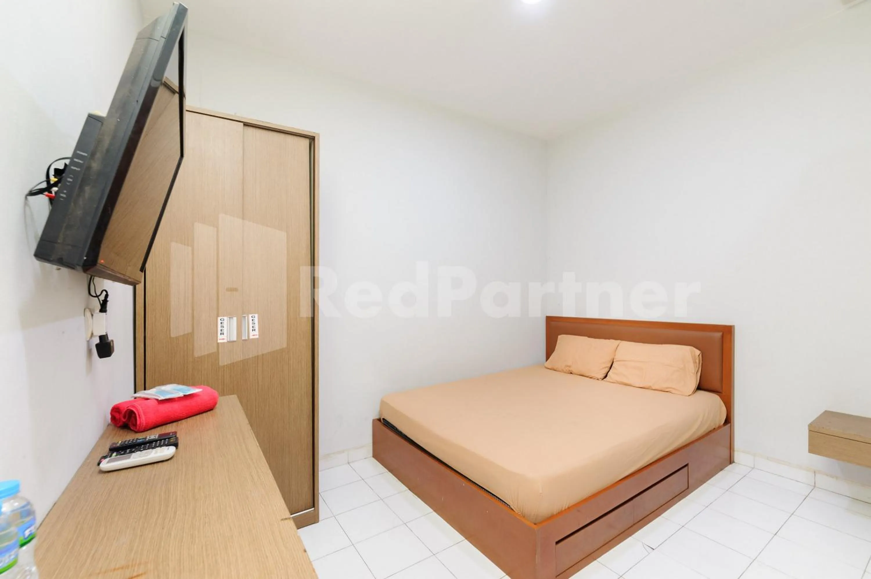 Bed in Orange Garden 47 Mitra RedDoorz