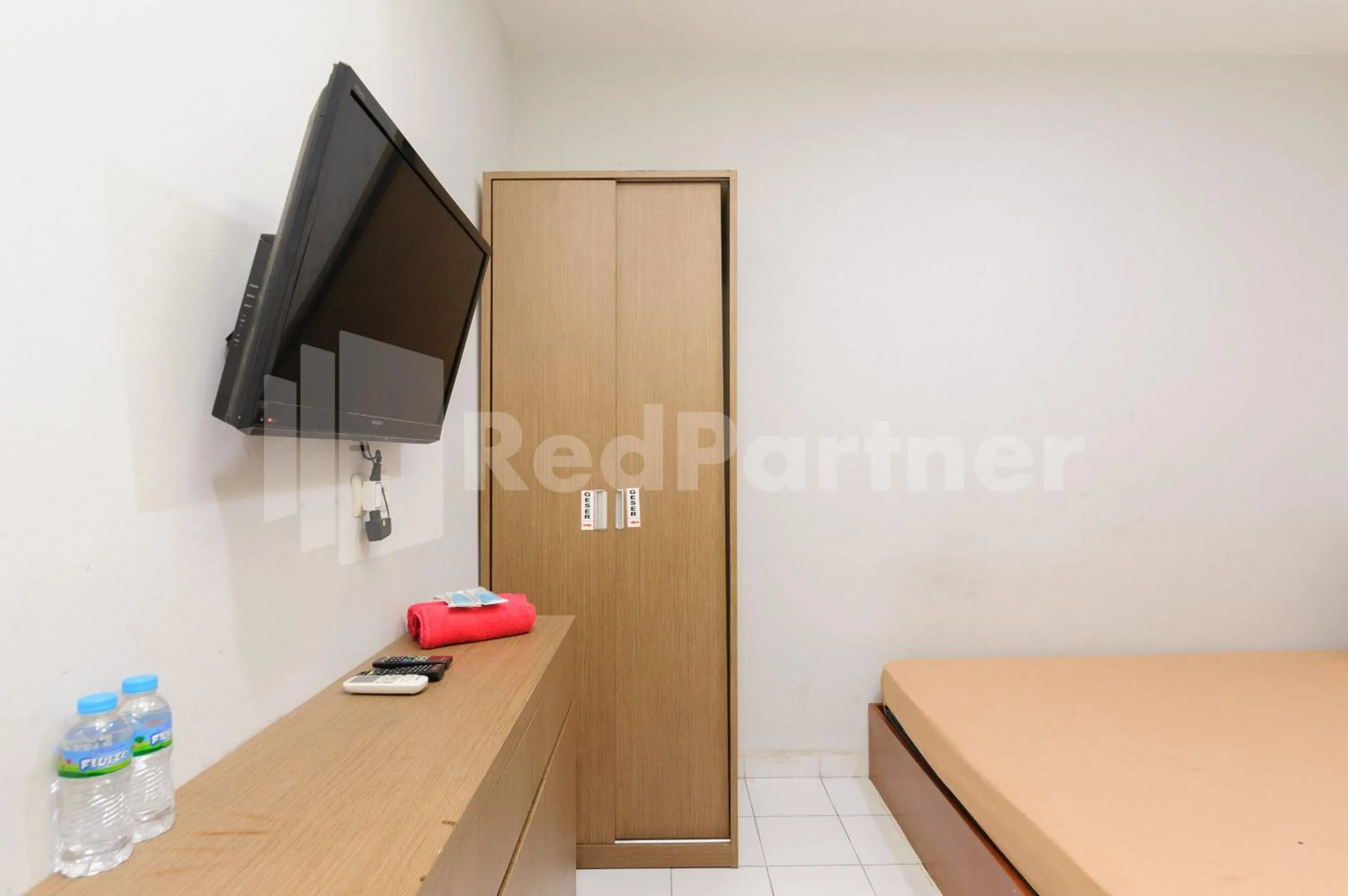 Bed in Orange Garden 47 Mitra RedDoorz