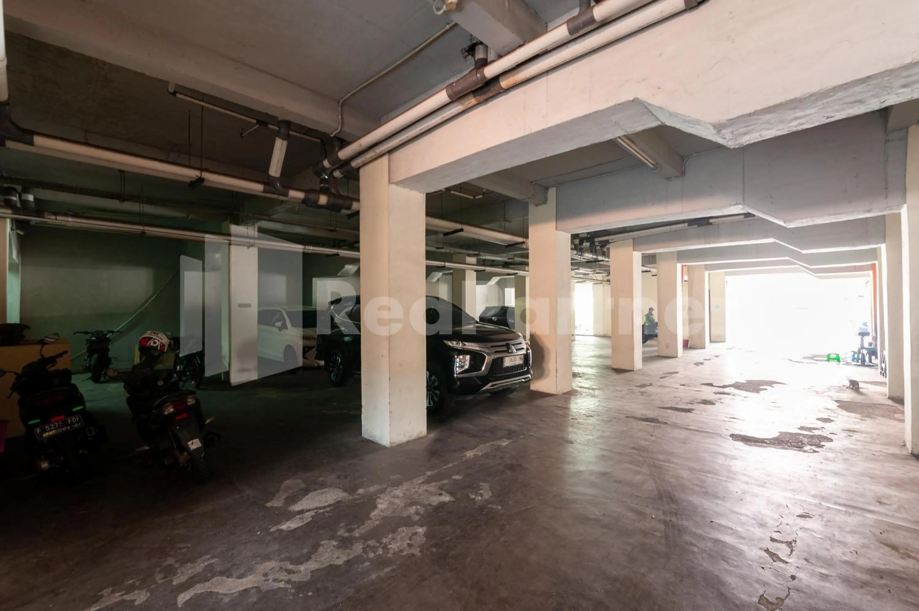 Parking in Orange Garden 47 Mitra RedDoorz