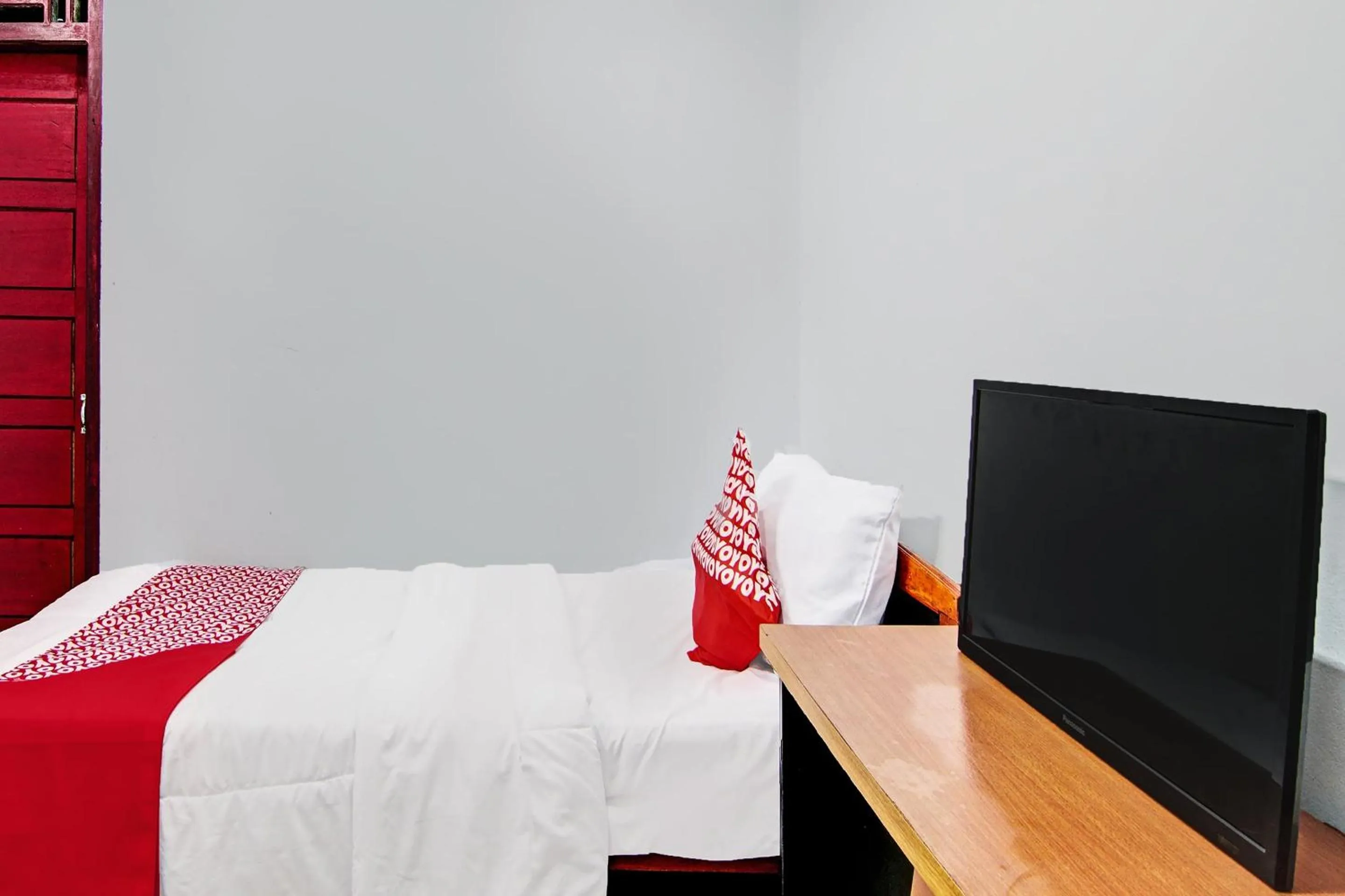 Bedroom, Bed in Hotel O Wisma Cendana Syariah Near PASAR FLAMBOYAN