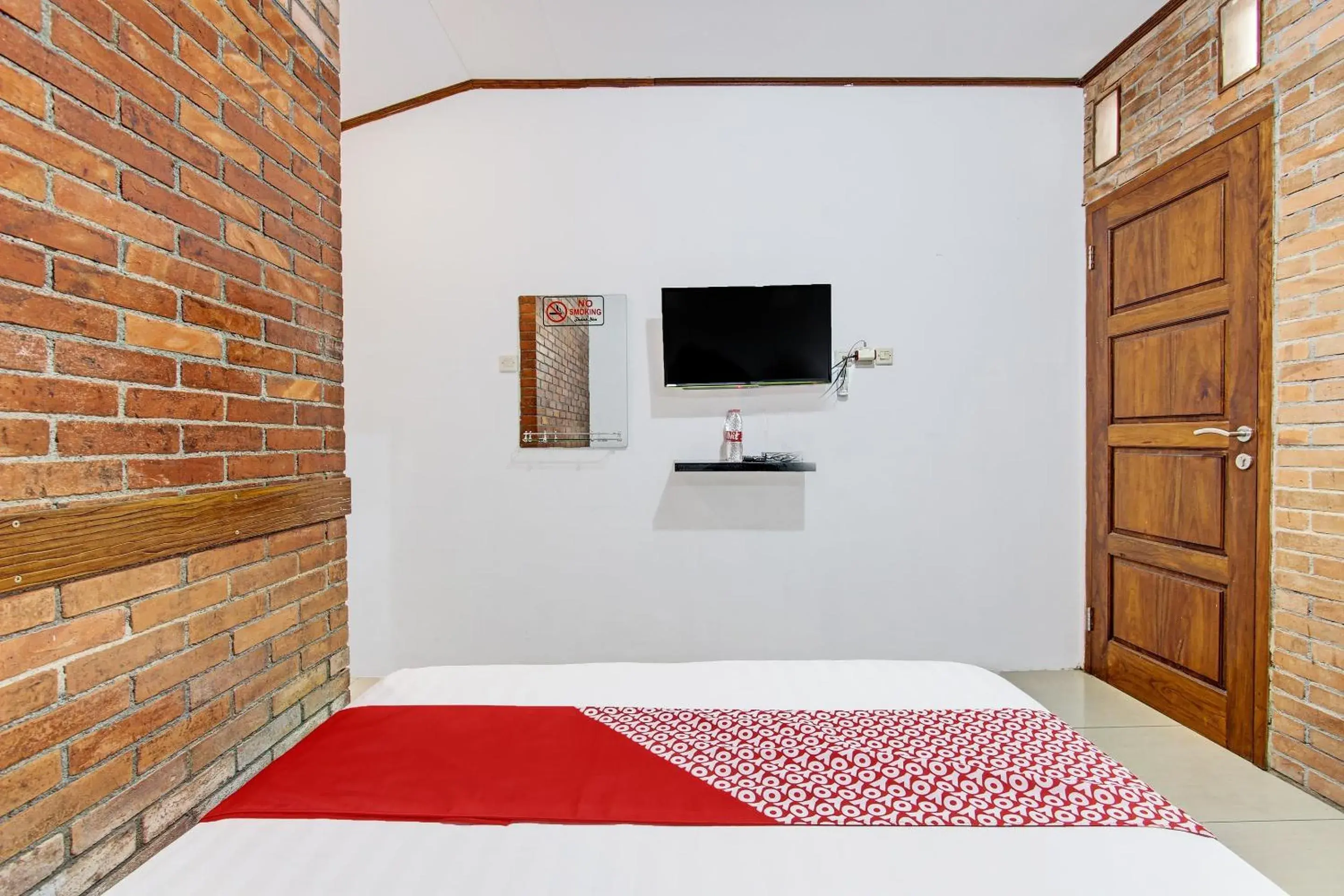 Deluxe Double Room in Hotel O Nayo Homestay Syariah Deluxe Double Room in Hotel O Nayo Homestay Syariah