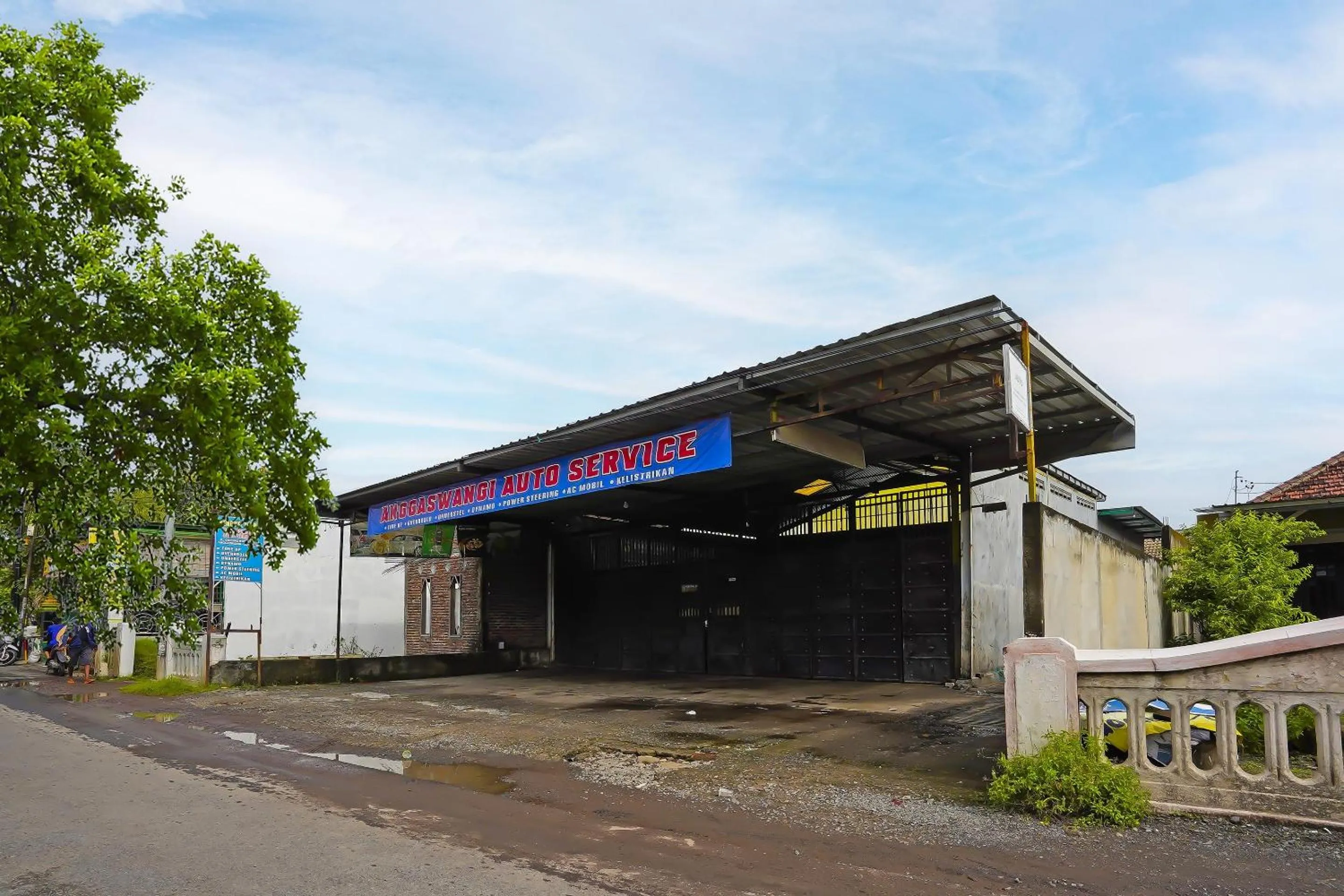 Facade/entrance in Hotel O Kost Auto Syariah Anggaswangi