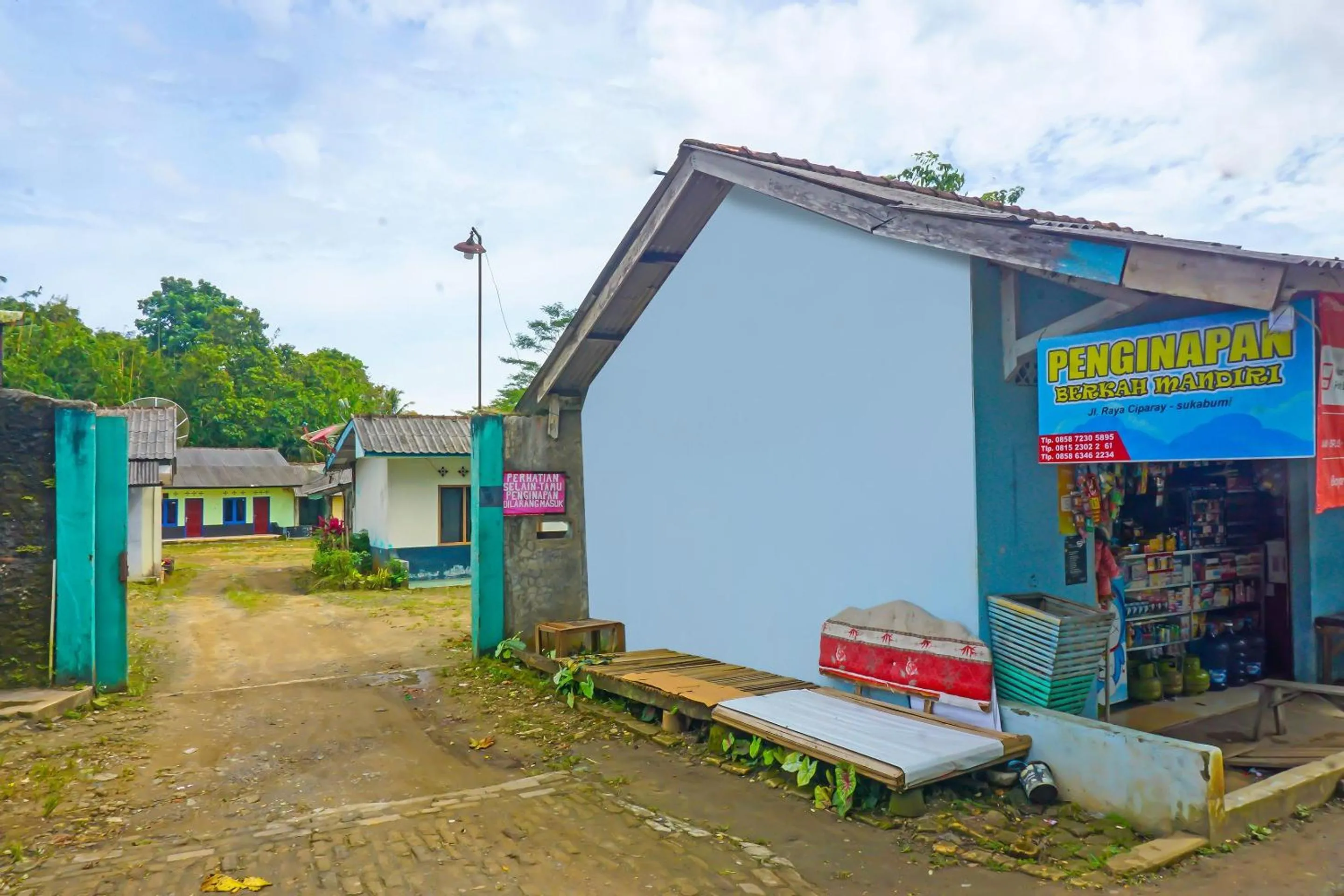 Facade/entrance in Hotel O Penginapan Berkah Mandiri Syariah