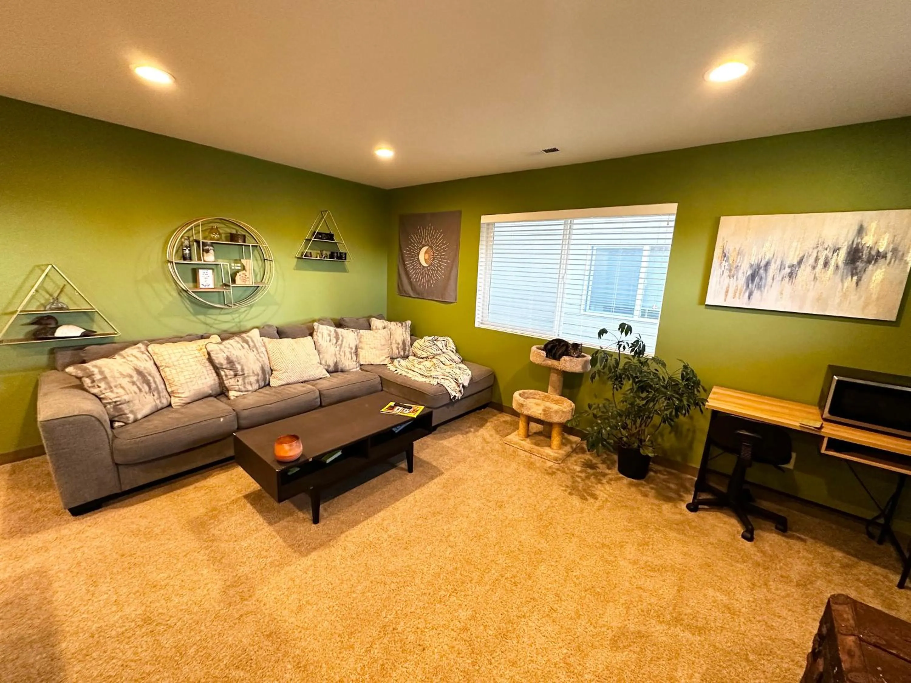 TV and multimedia in Central Tacoma Homestay with breakfast included -private room-