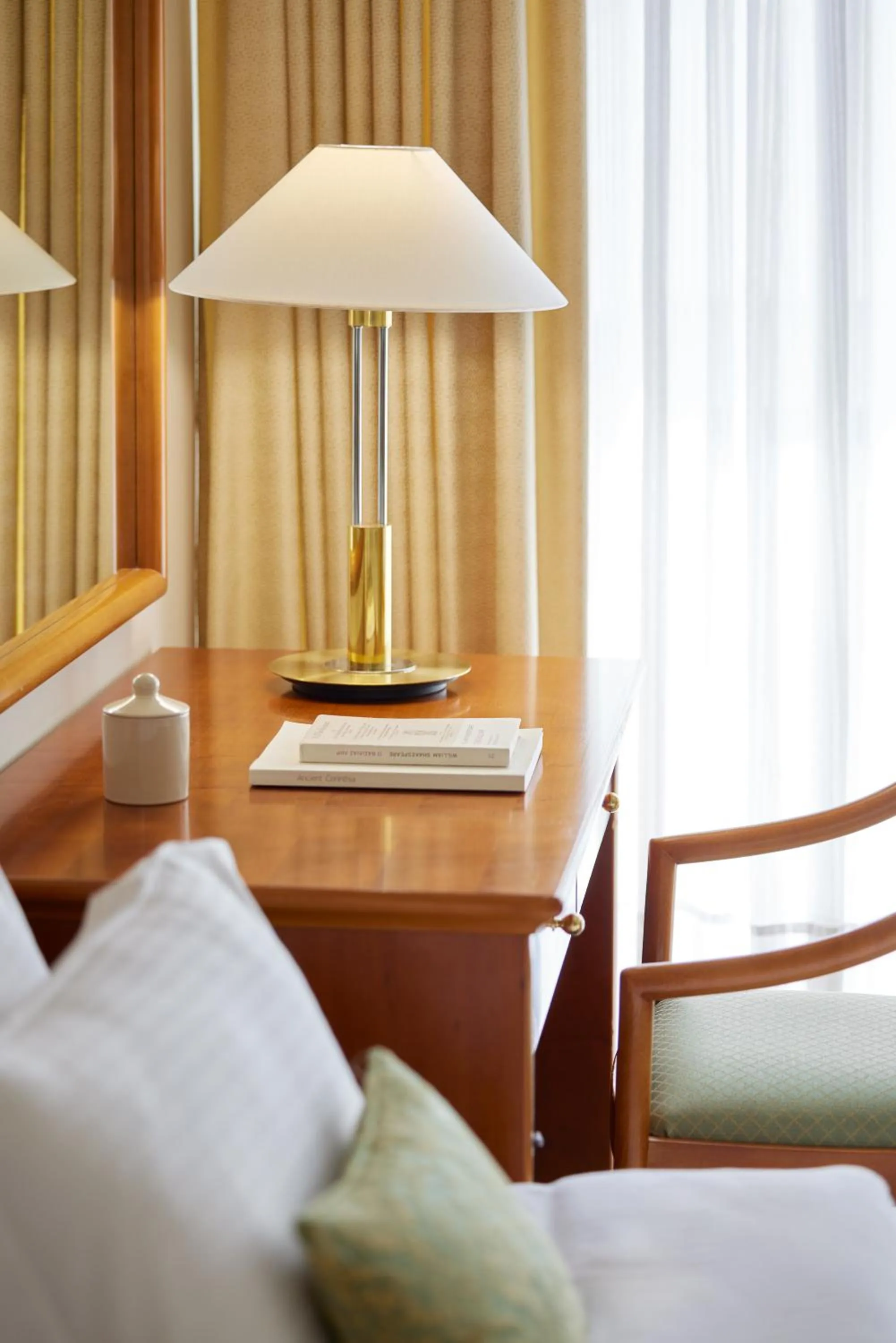 Seating area, Bed in Hotel Panorama