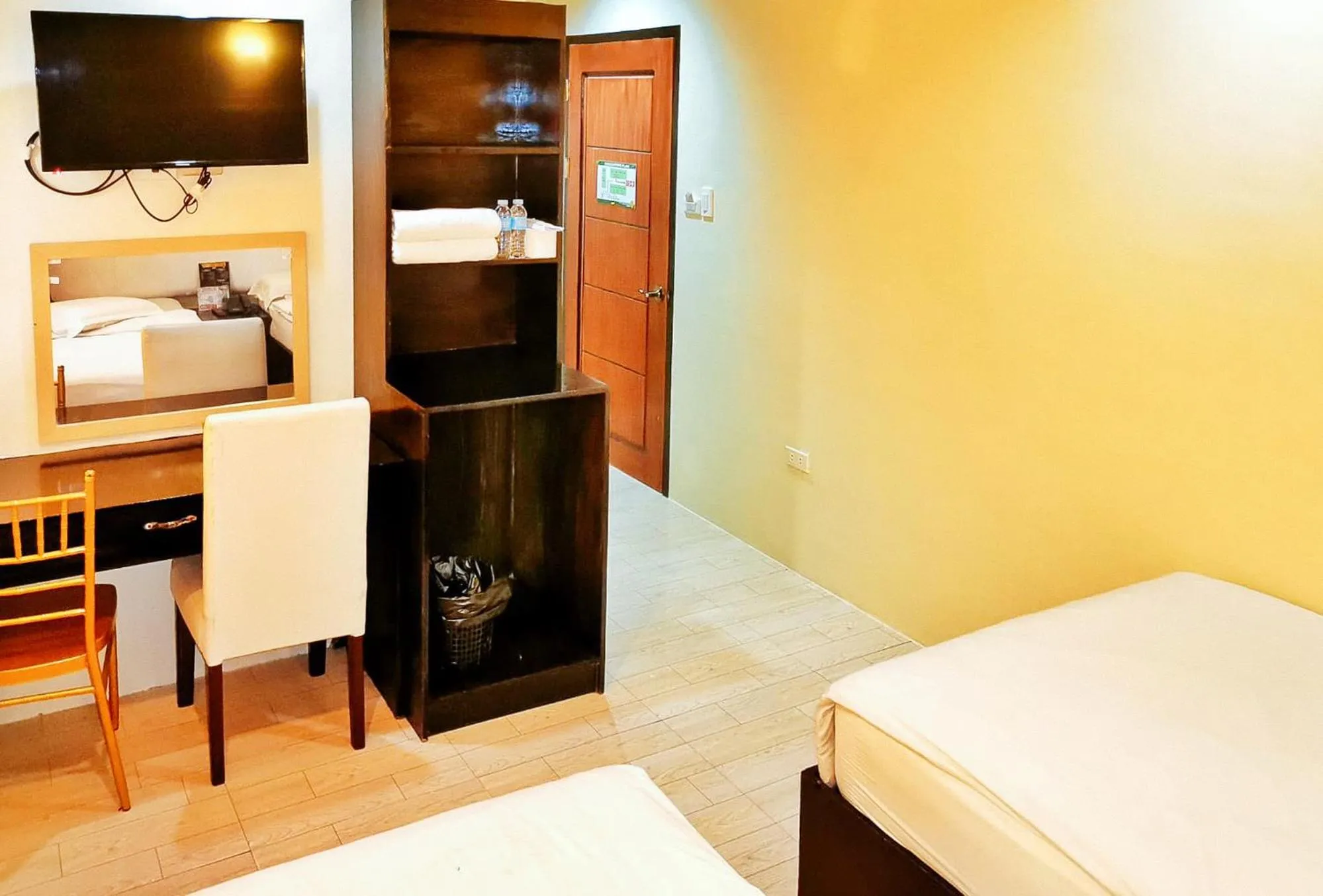 Photo of the whole room in RedDoorz @ Jackie’s Hotel & Restaurant