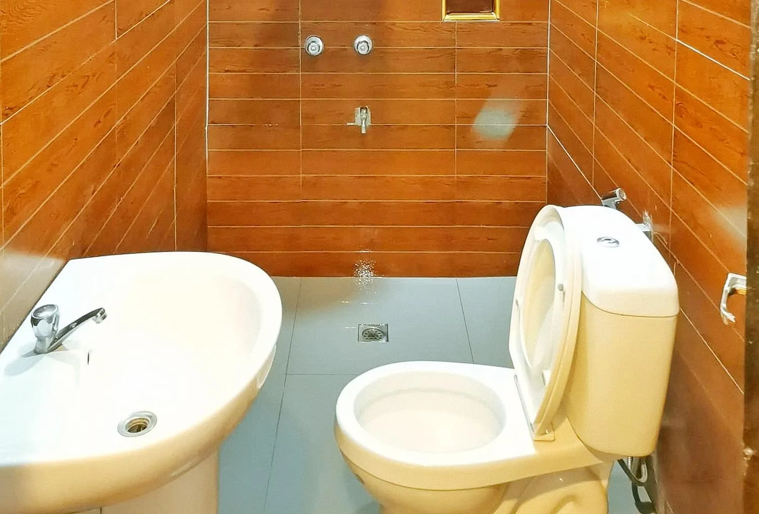 Toilet in RedDoorz @ Jackie’s Hotel & Restaurant