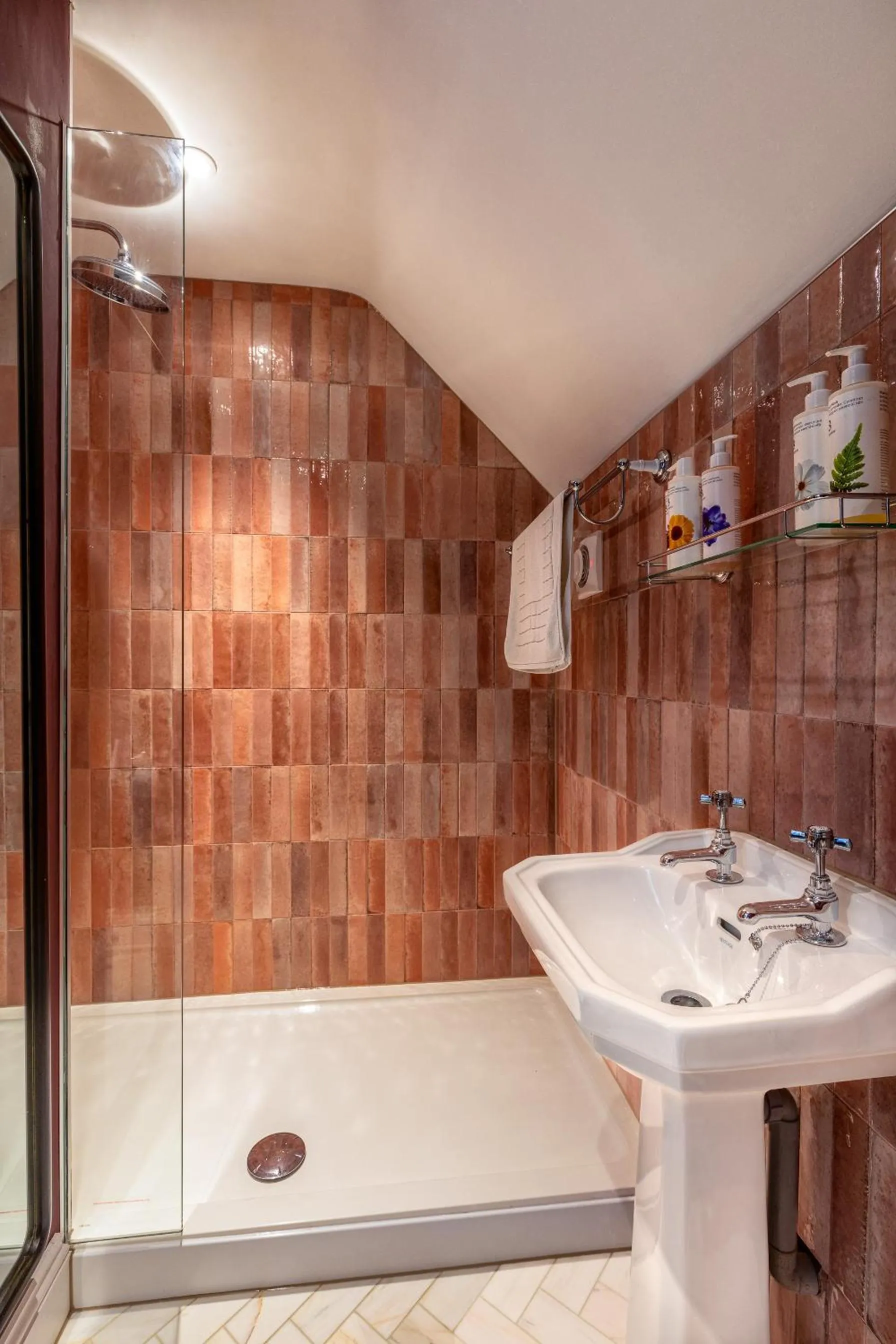Bathroom in The White Hart Wadhurst