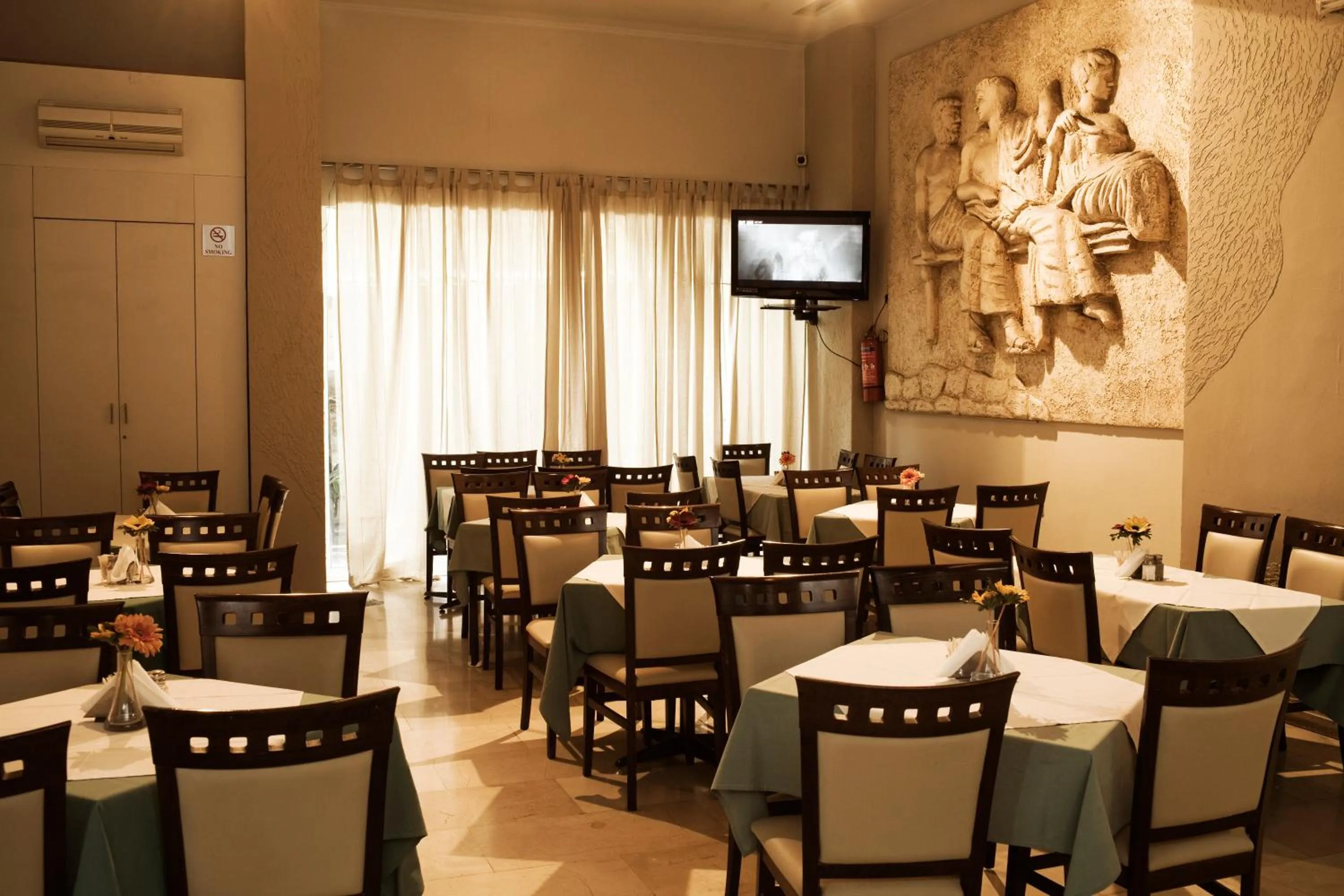 Restaurant/Places to Eat in Hellinis Hotel