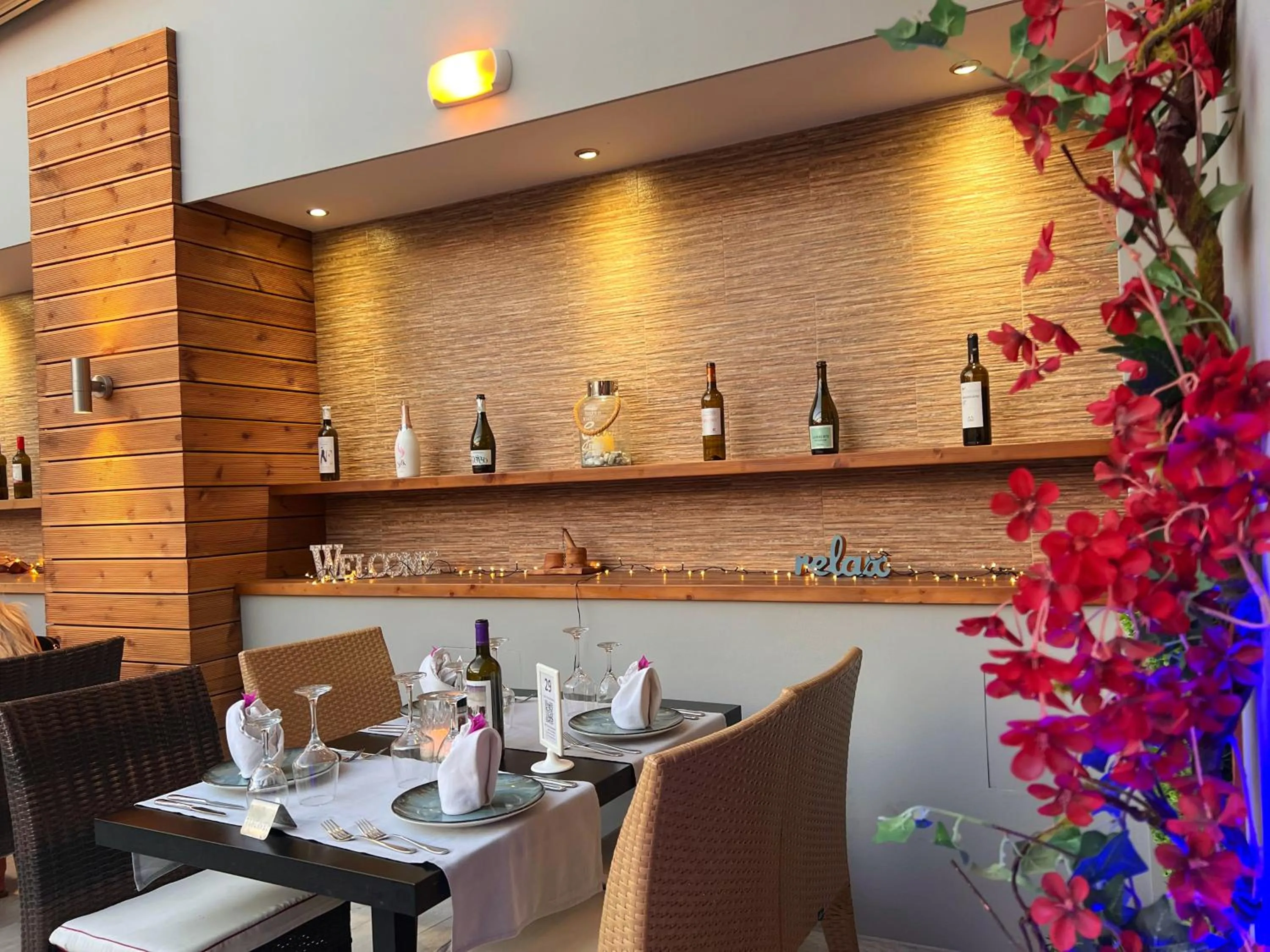 Restaurant/places to eat in Caravel Hotel Apartments