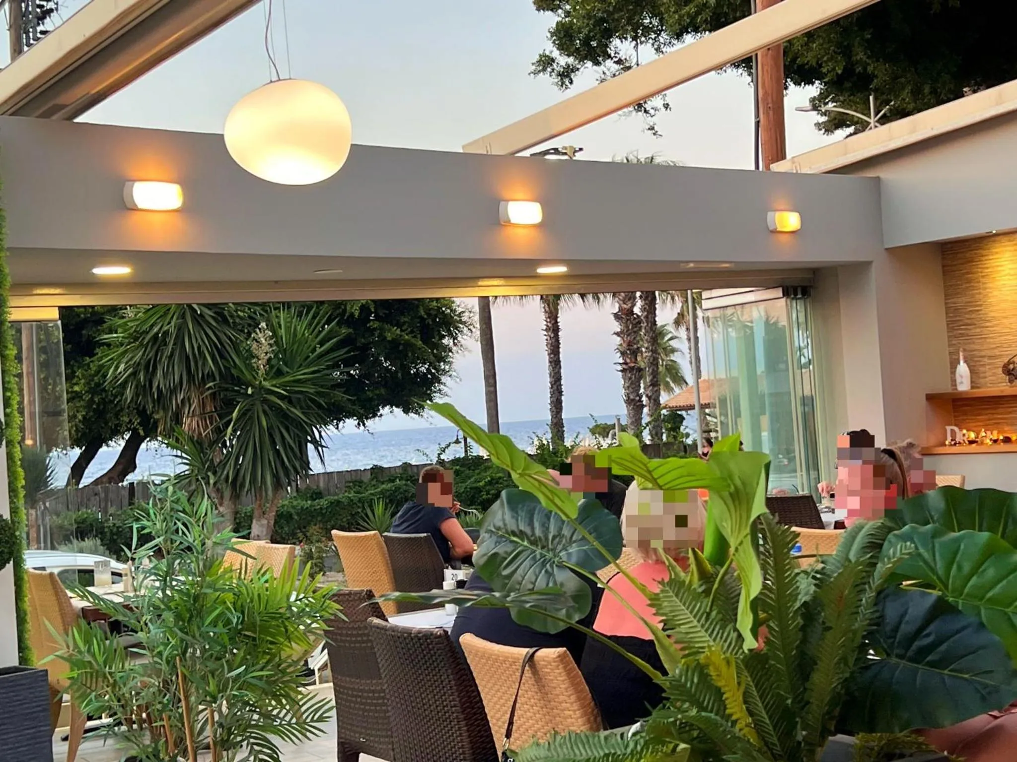 Restaurant/places to eat in Caravel Hotel Apartments