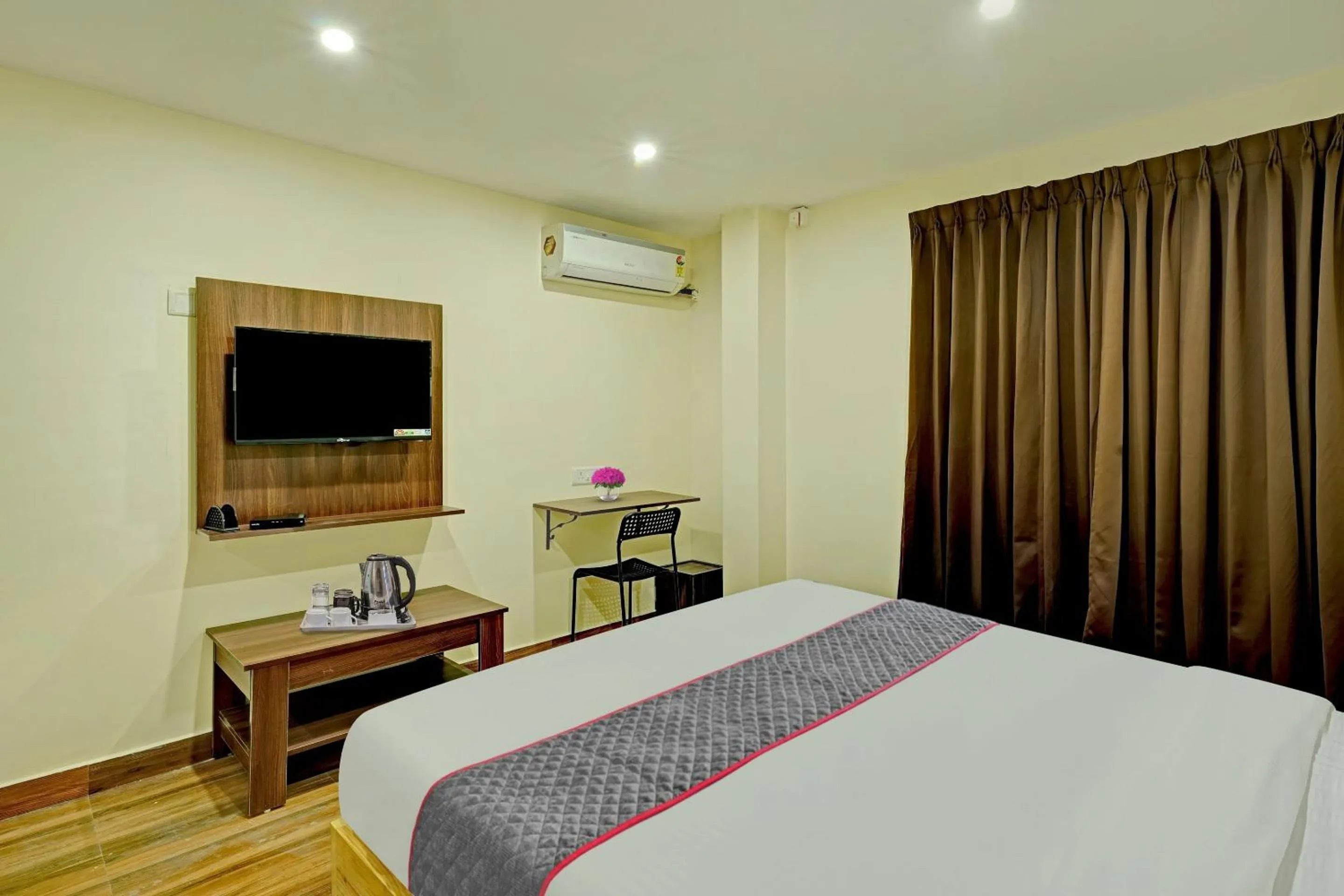 Bedroom in HOTEL O SHREYAS SHACK