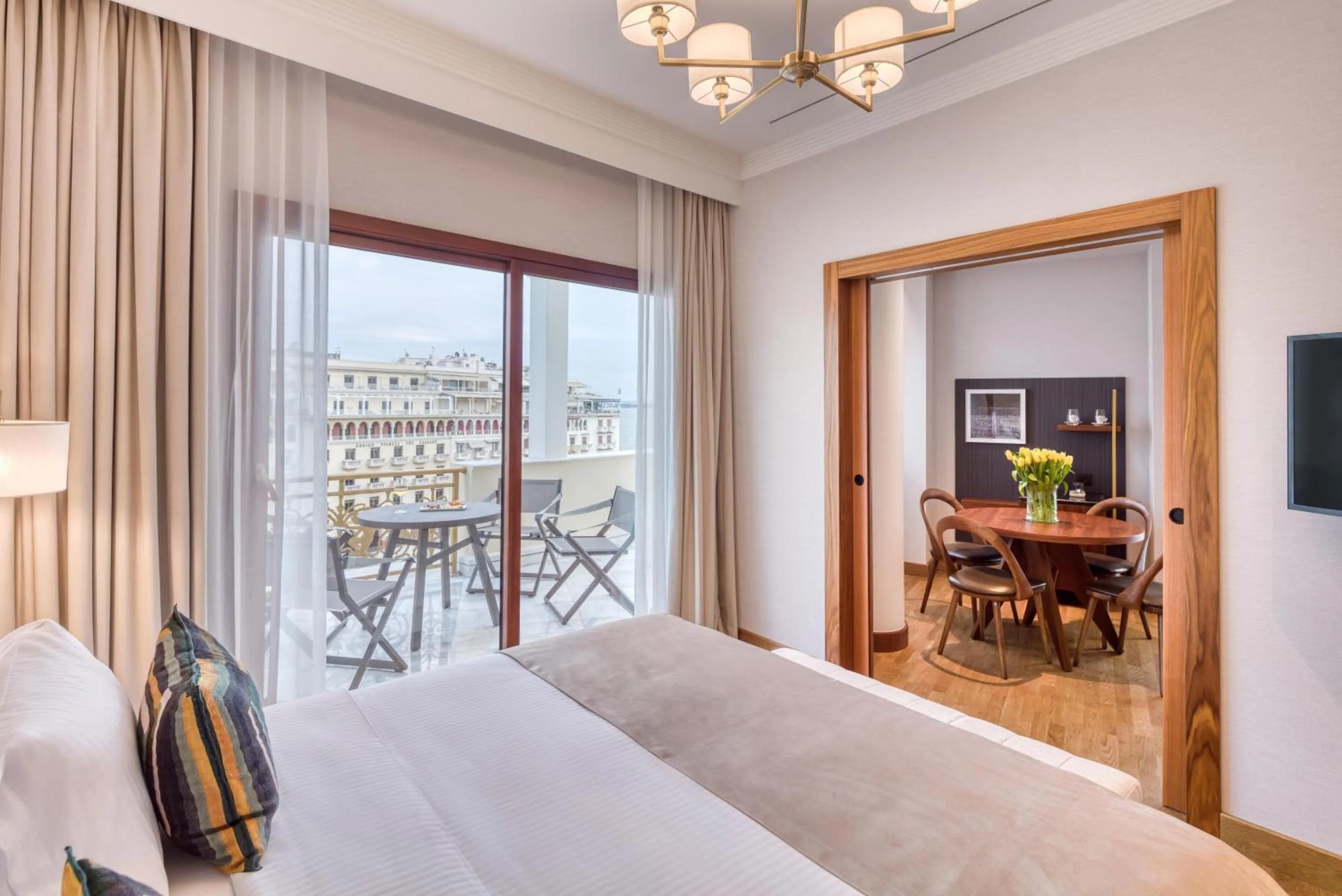 Photo of the whole room, Bed in Electra Palace Thessaloniki