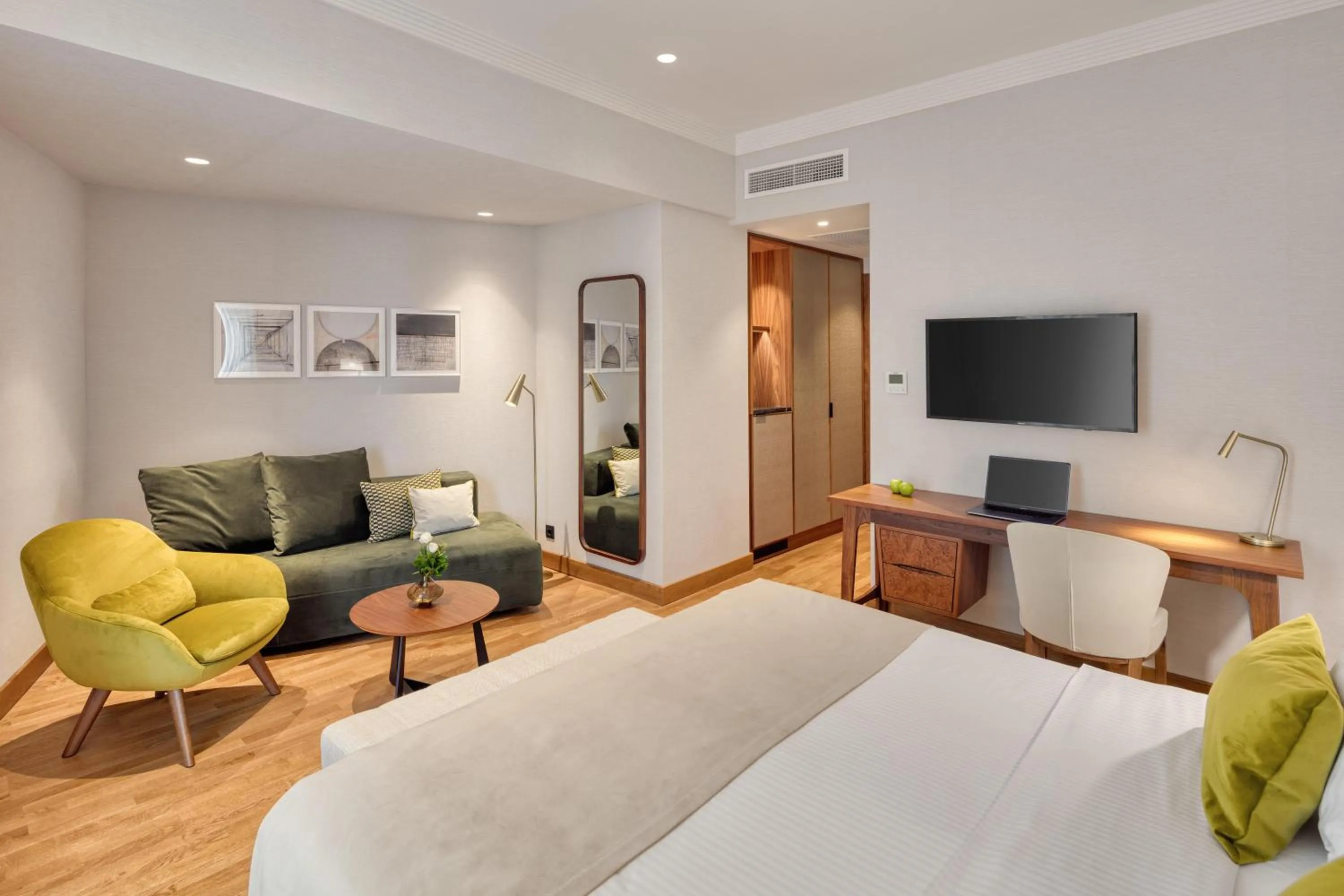 Photo of the whole room, Bed in Electra Palace Thessaloniki