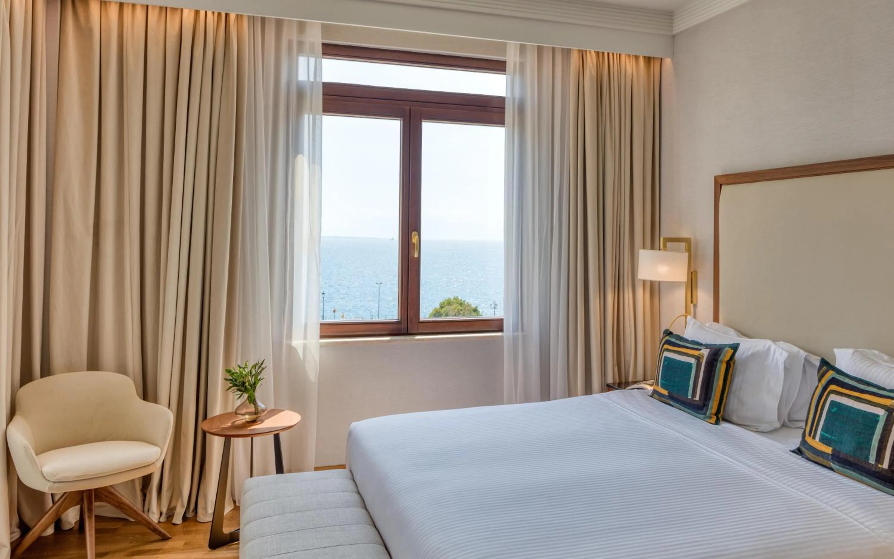 Photo of the whole room, Bed in Electra Palace Thessaloniki