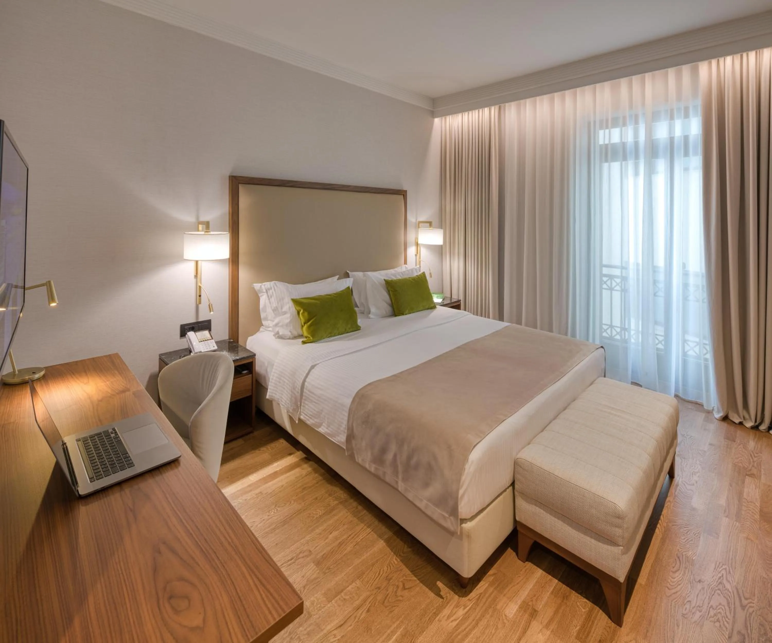 Photo of the whole room, Bed in Electra Palace Thessaloniki