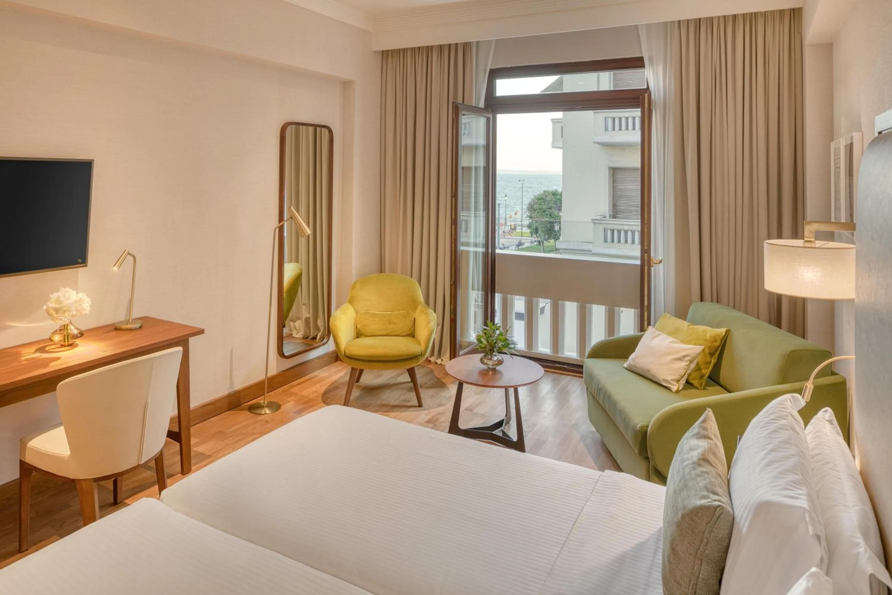 Photo of the whole room, Bed in Electra Palace Thessaloniki