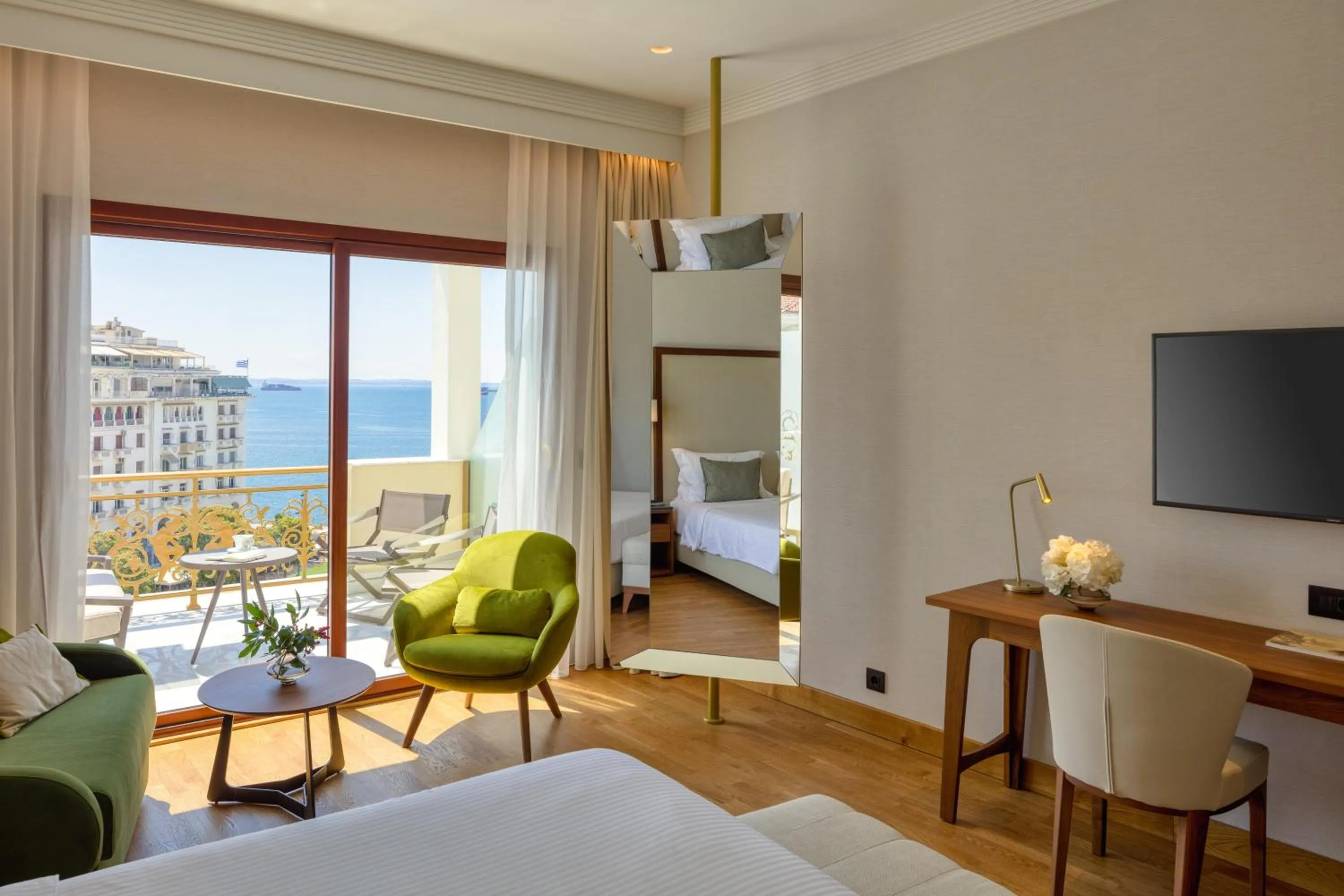 Photo of the whole room, Bed in Electra Palace Thessaloniki