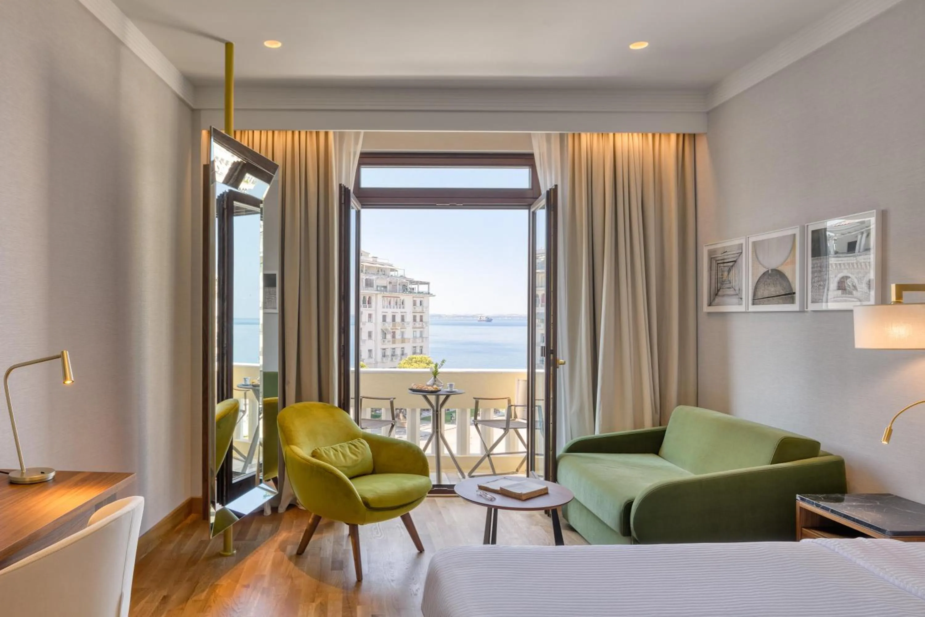 Photo of the whole room, Bed in Electra Palace Thessaloniki