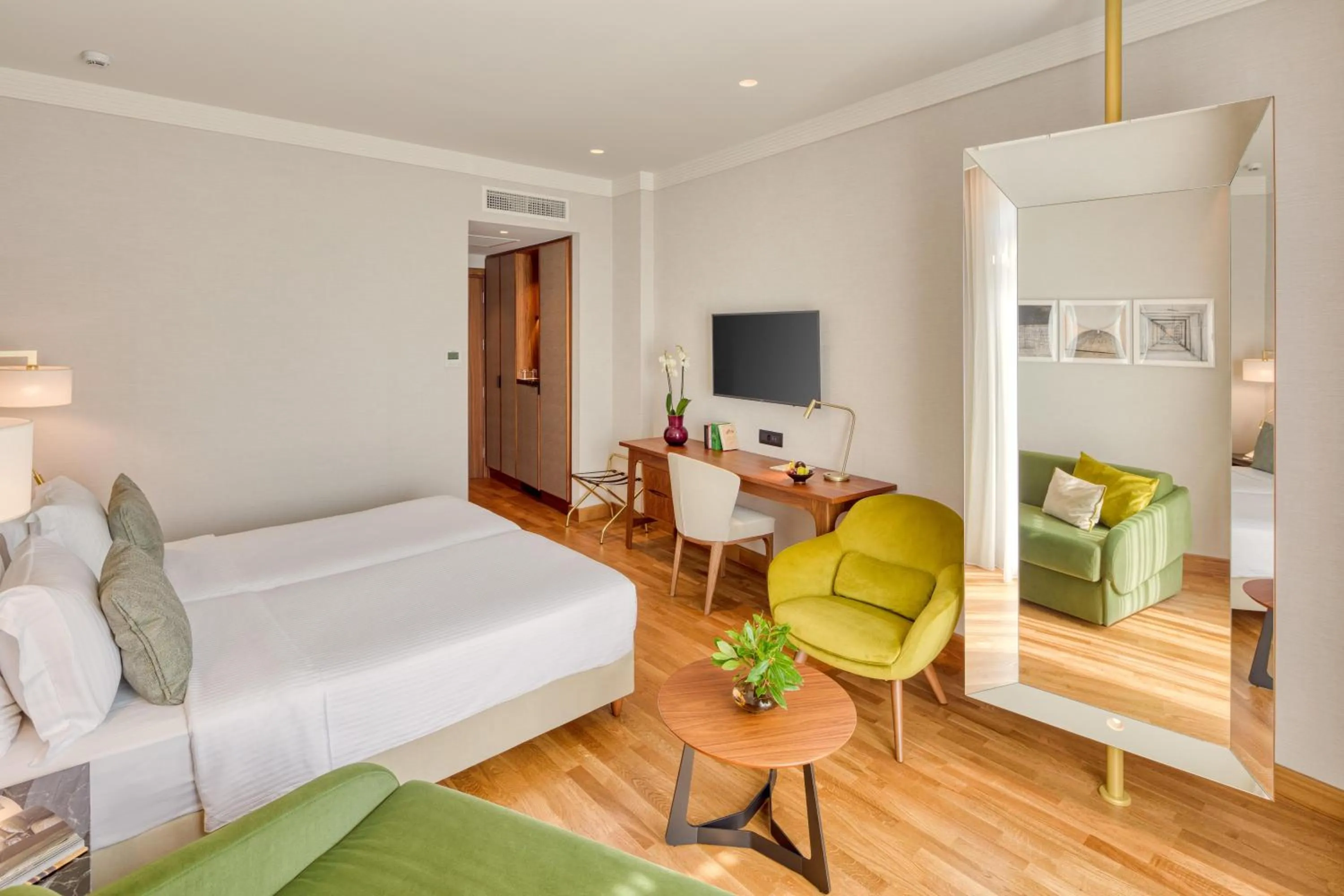 Photo of the whole room, Bed in Electra Palace Thessaloniki