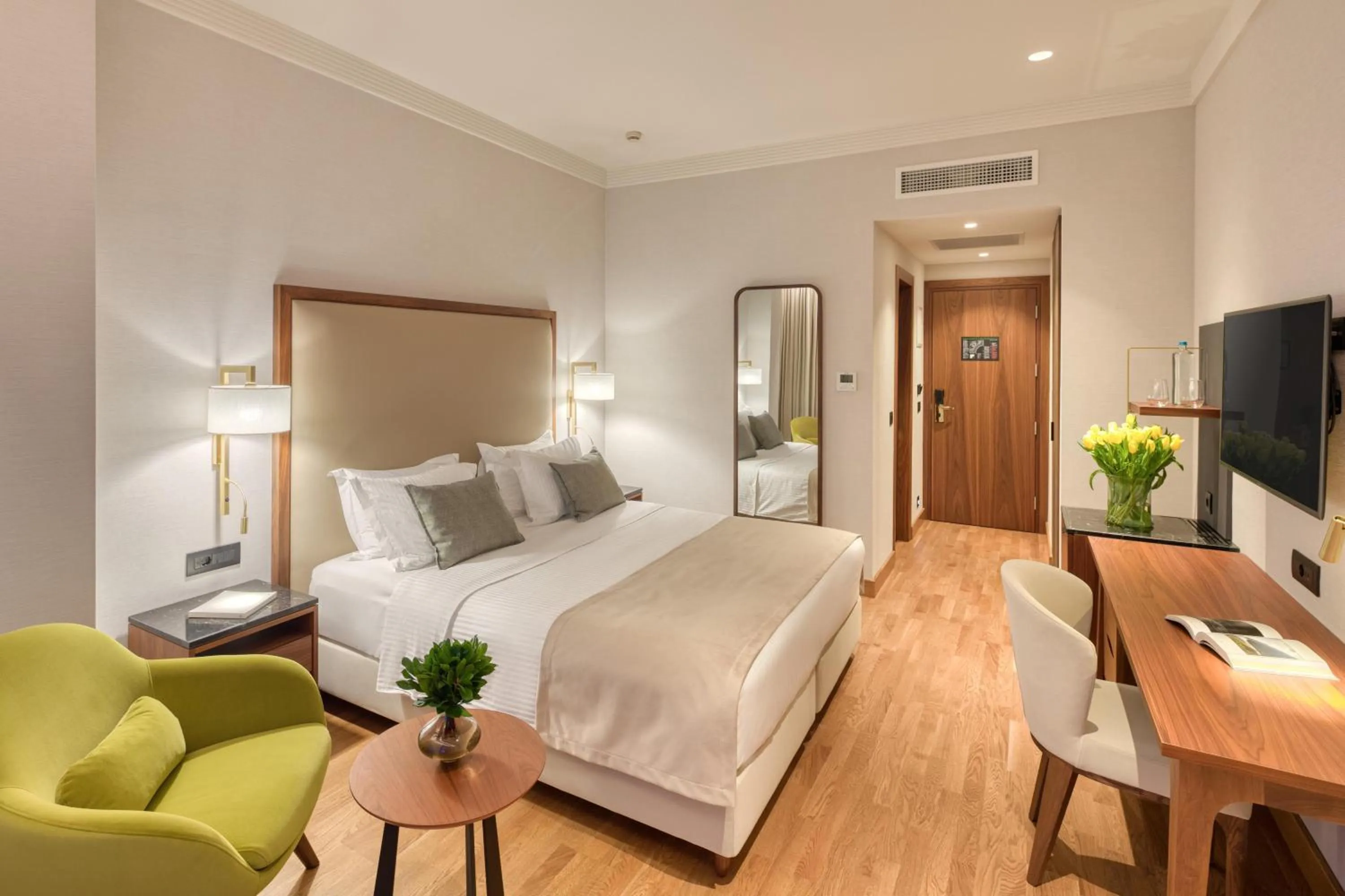 Photo of the whole room, Bed in Electra Palace Thessaloniki