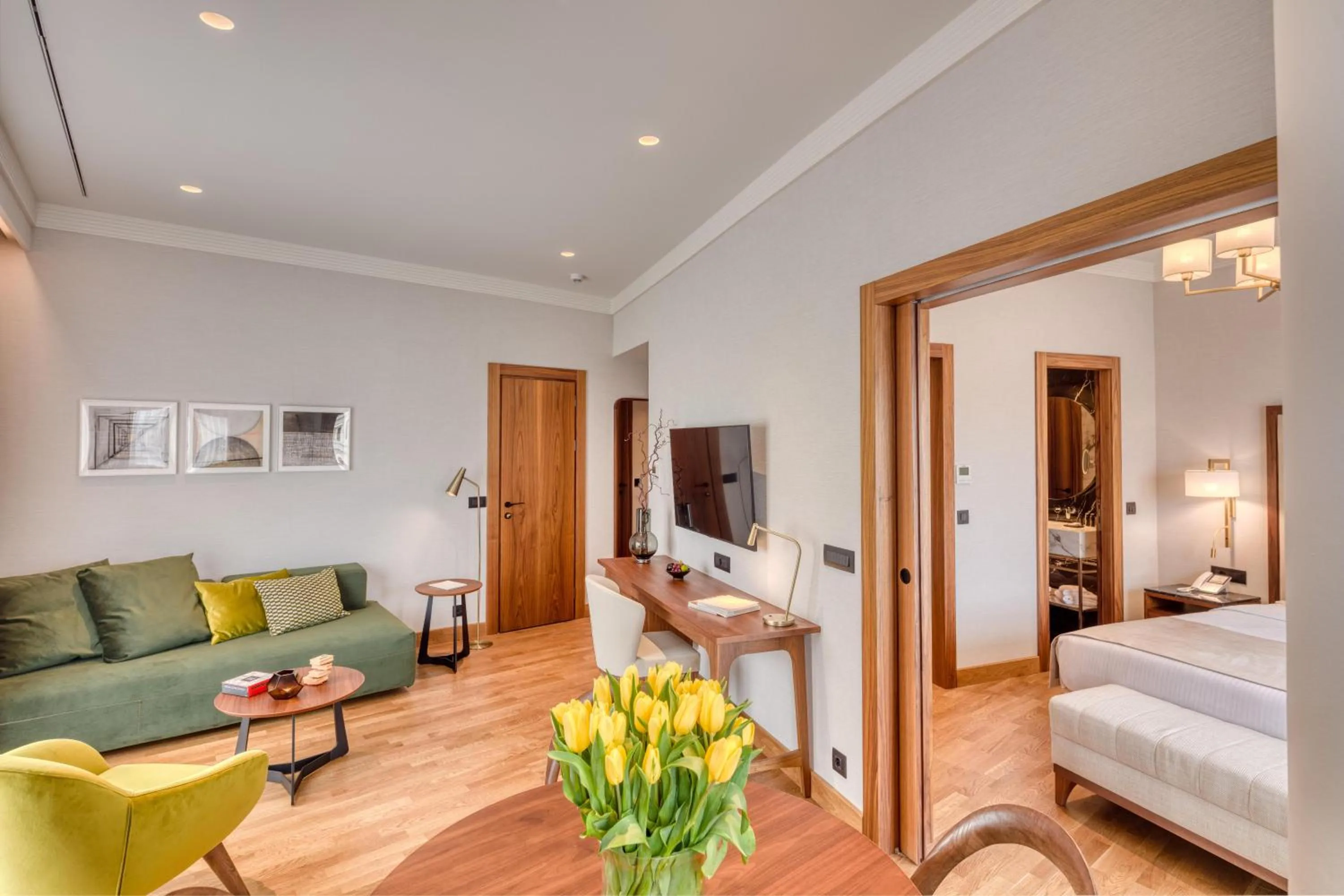 Photo of the whole room, Bed in Electra Palace Thessaloniki