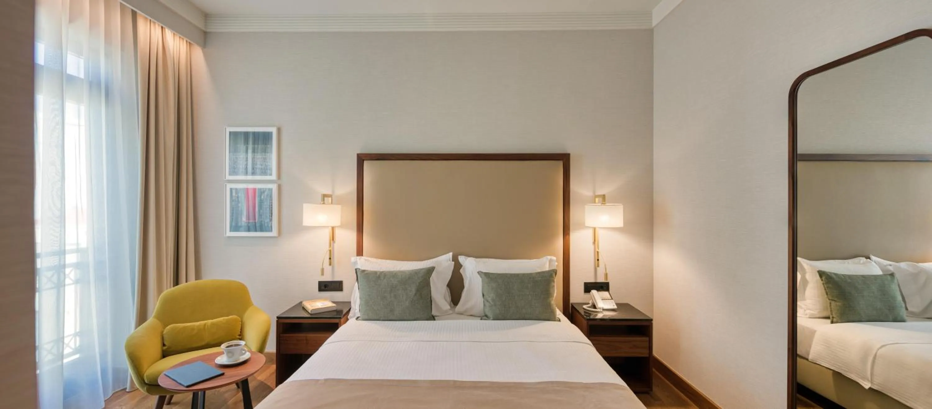 Photo of the whole room, Bed in Electra Palace Thessaloniki