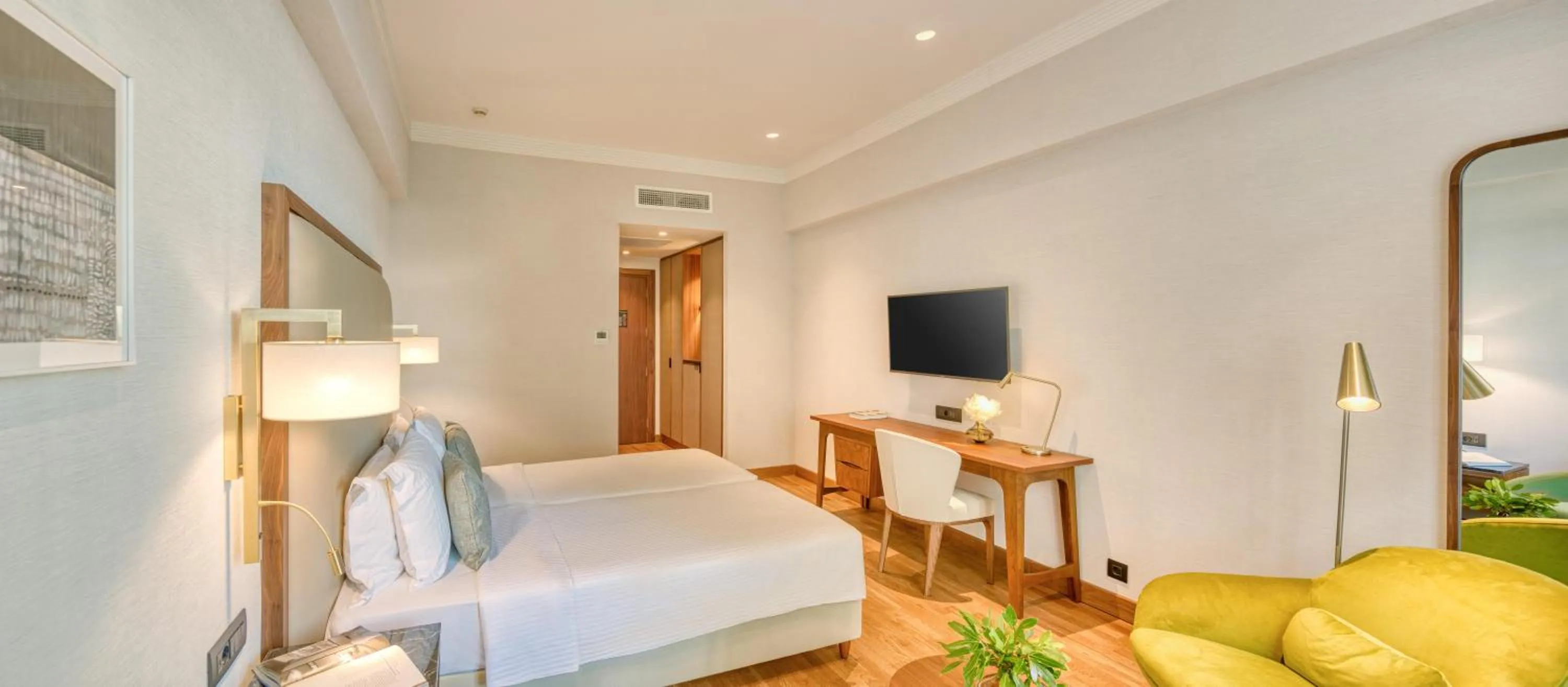 Photo of the whole room, Bed in Electra Palace Thessaloniki