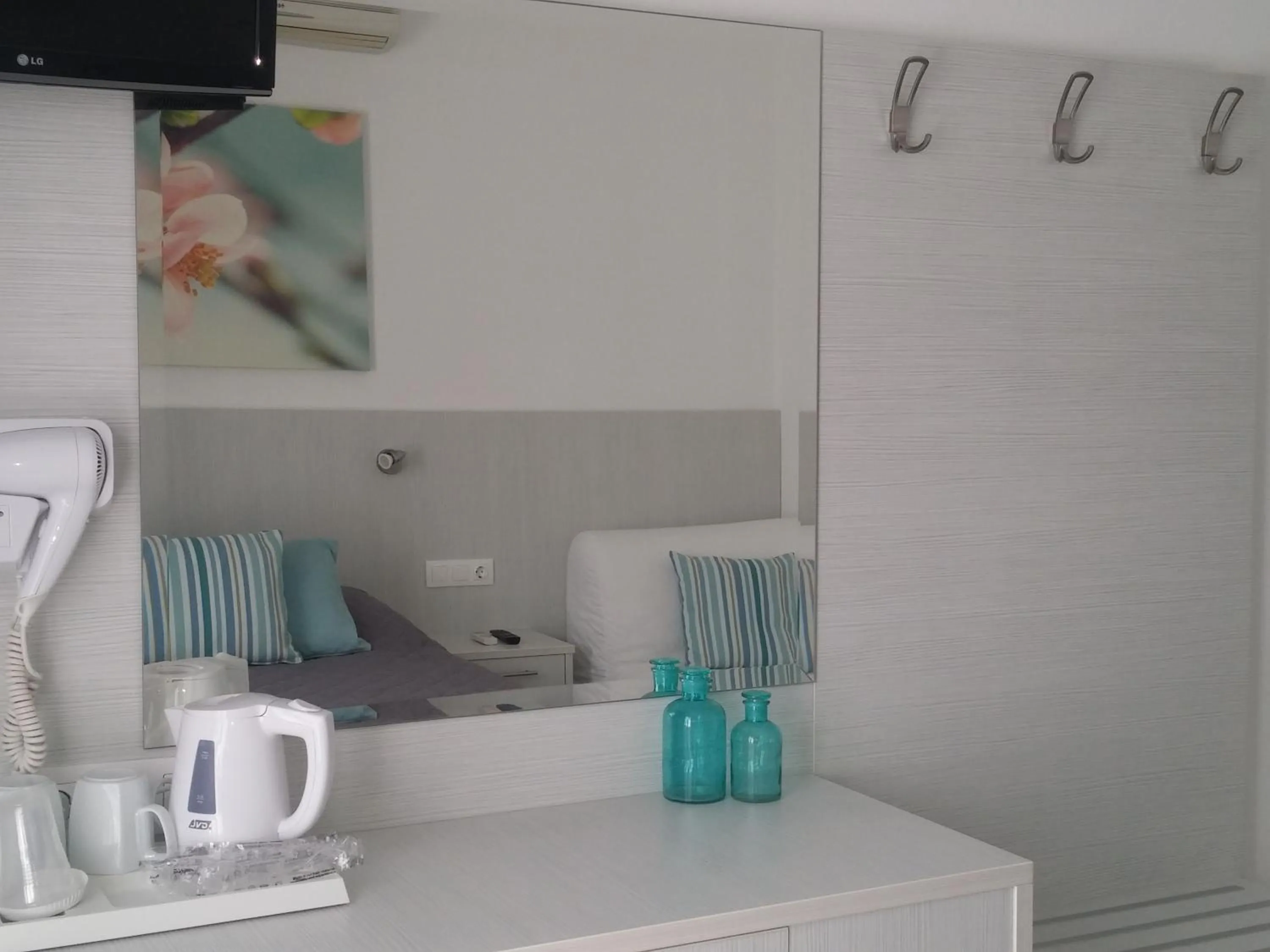 Coffee/tea facilities in Brother's Hotel