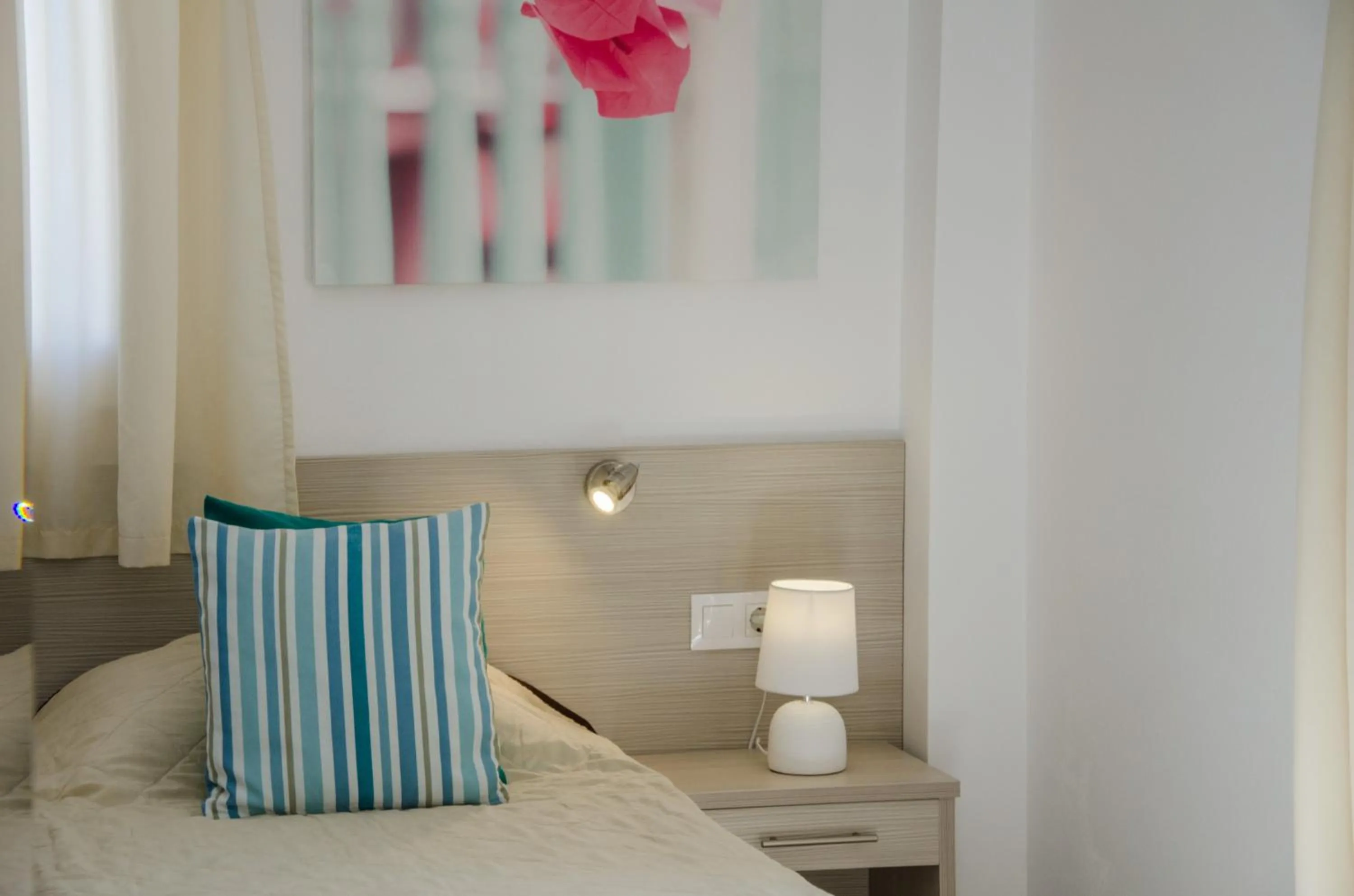 Bedroom, Bed in Brother's Hotel