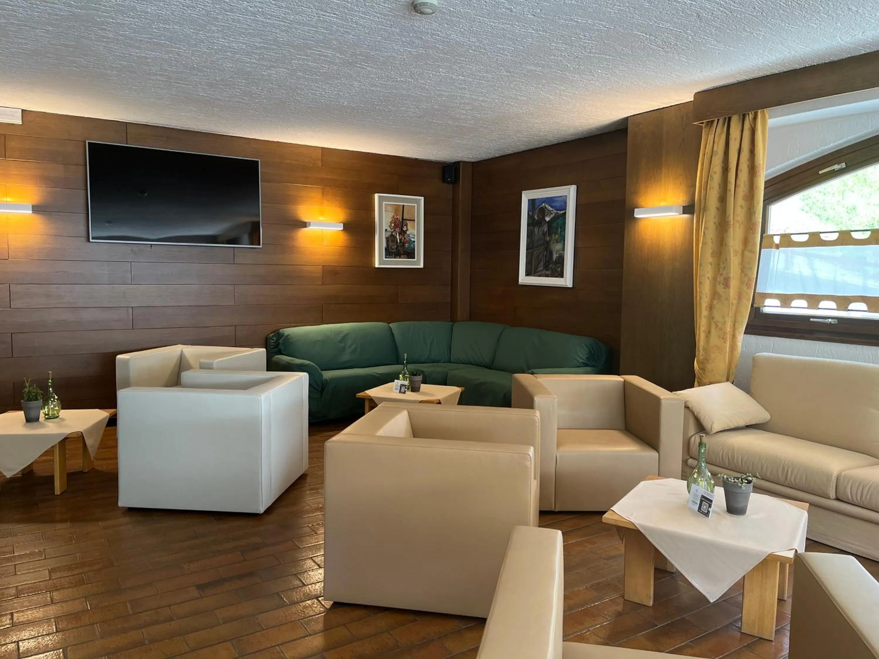 Communal lounge/ TV room in Hotel Alle Tre Baite