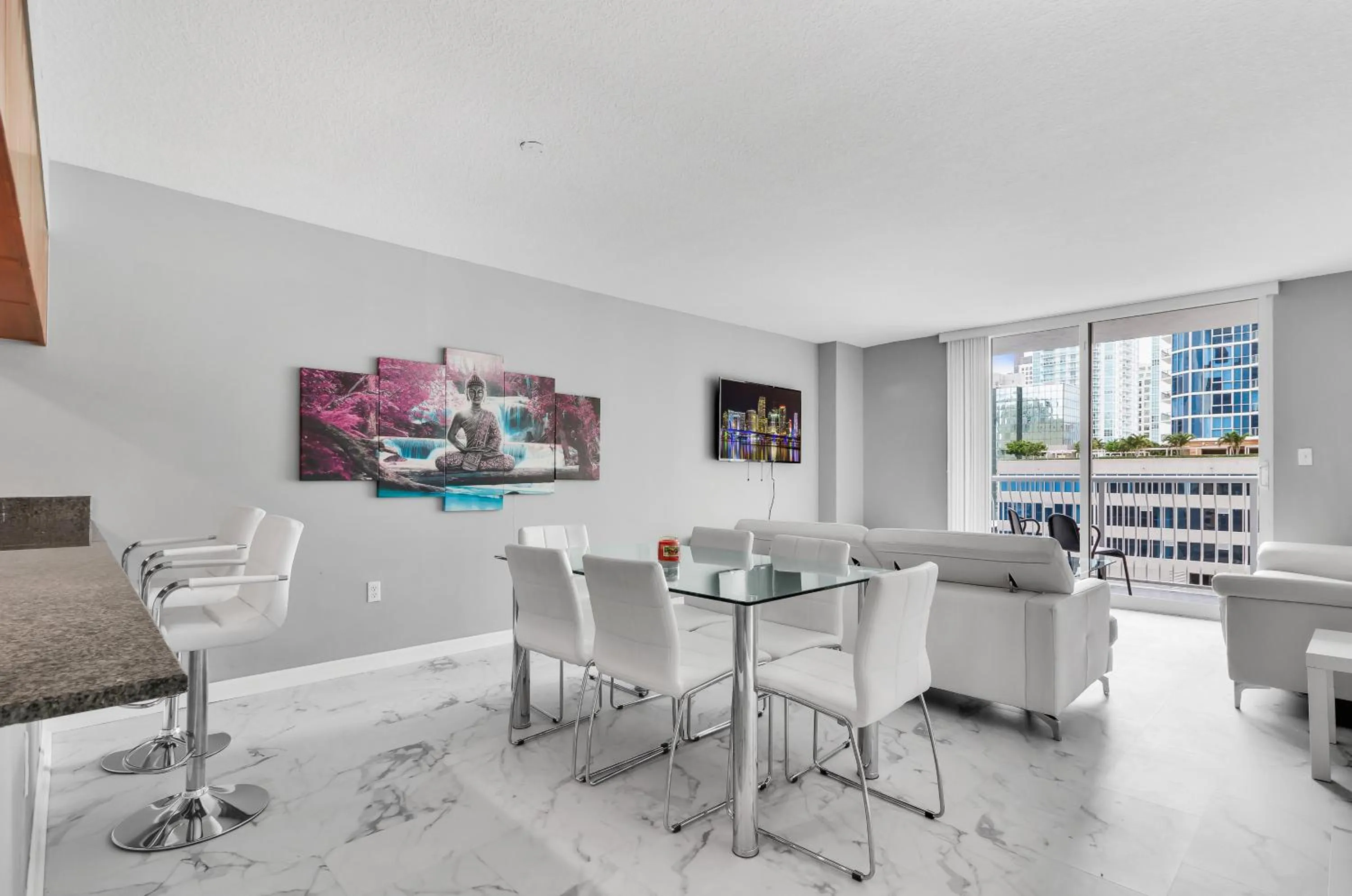 TV and multimedia in The Club at Brickell Bay Luxury Suites