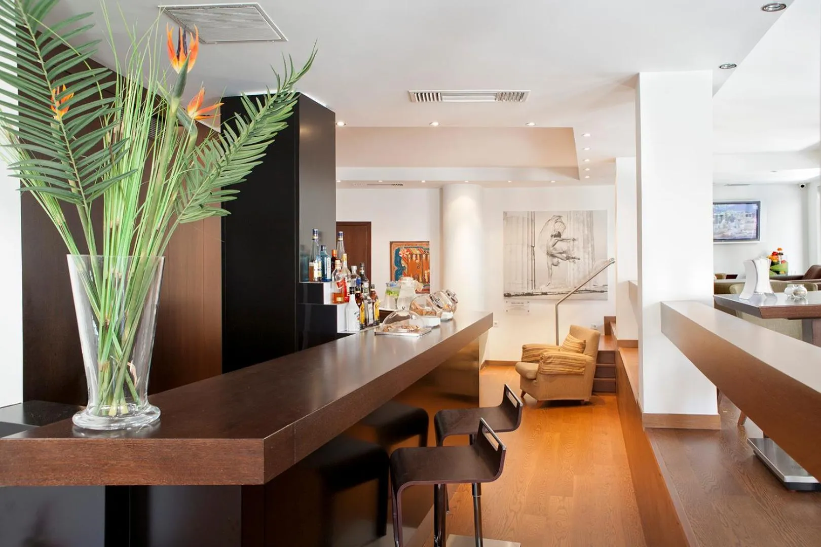 Communal lounge/ TV room in Plaka Hotel