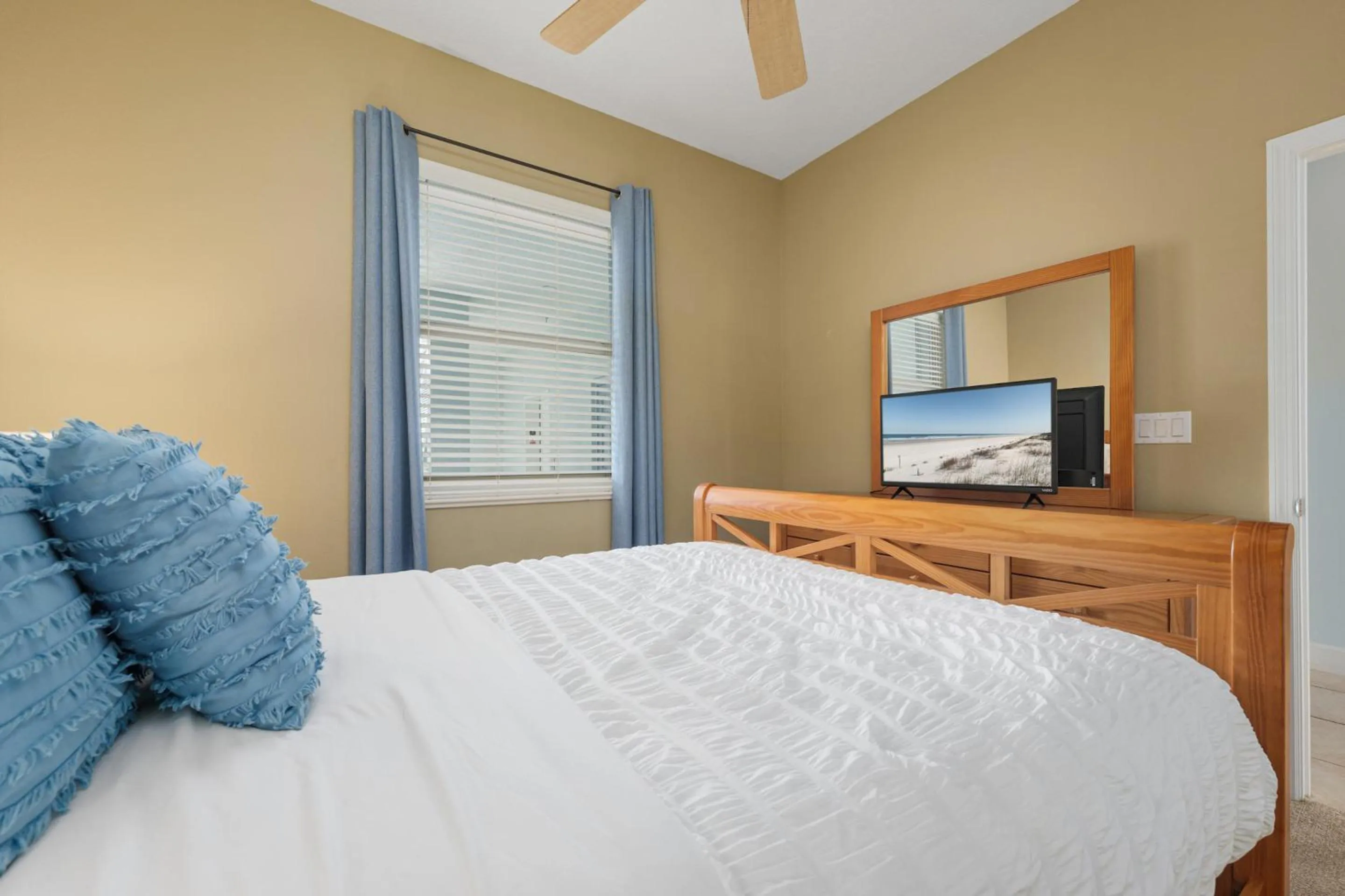 Property building, Bed in 633 Cinnamon Beach