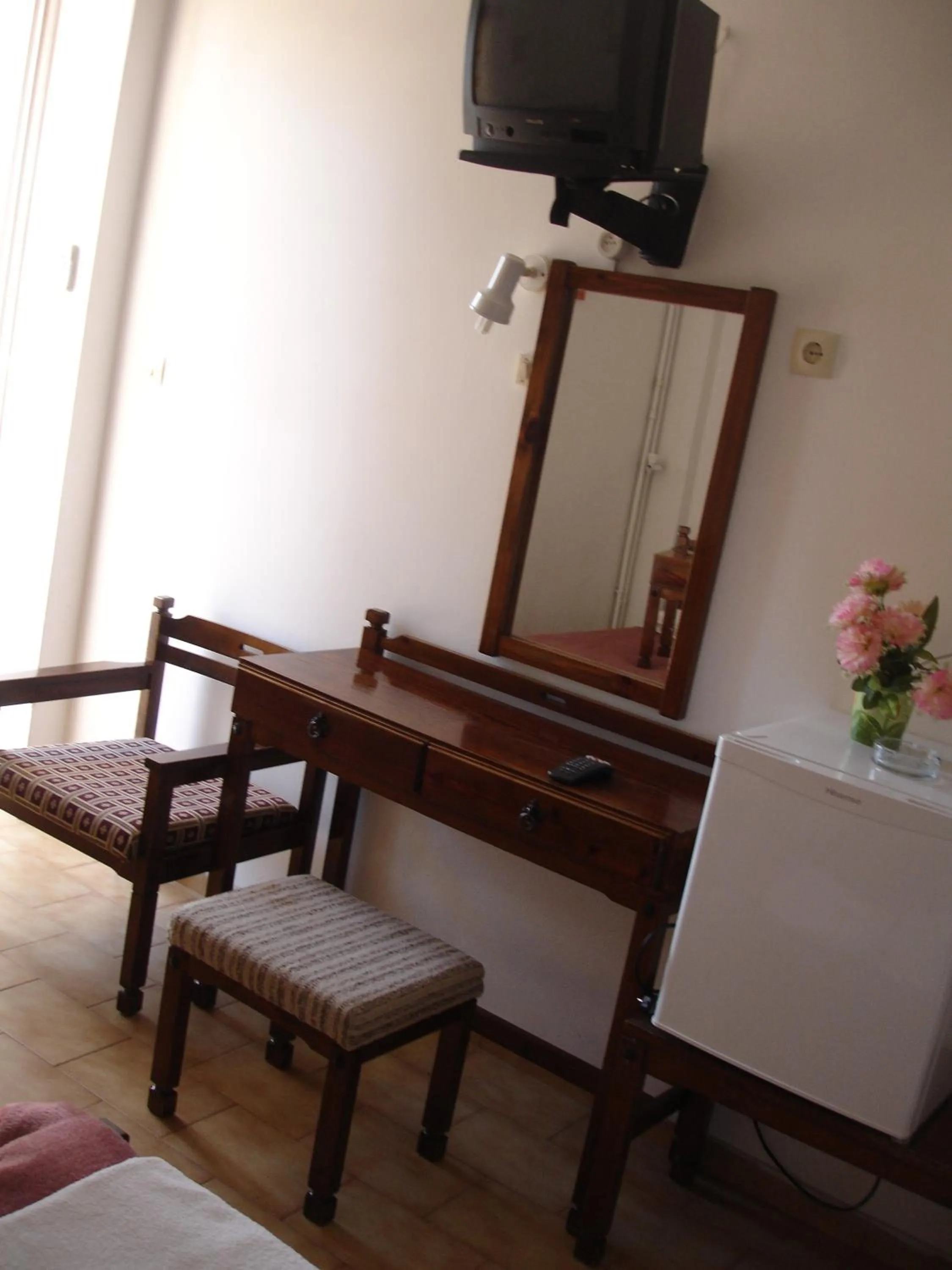 Toilet, Bed in Hotel Inomaos