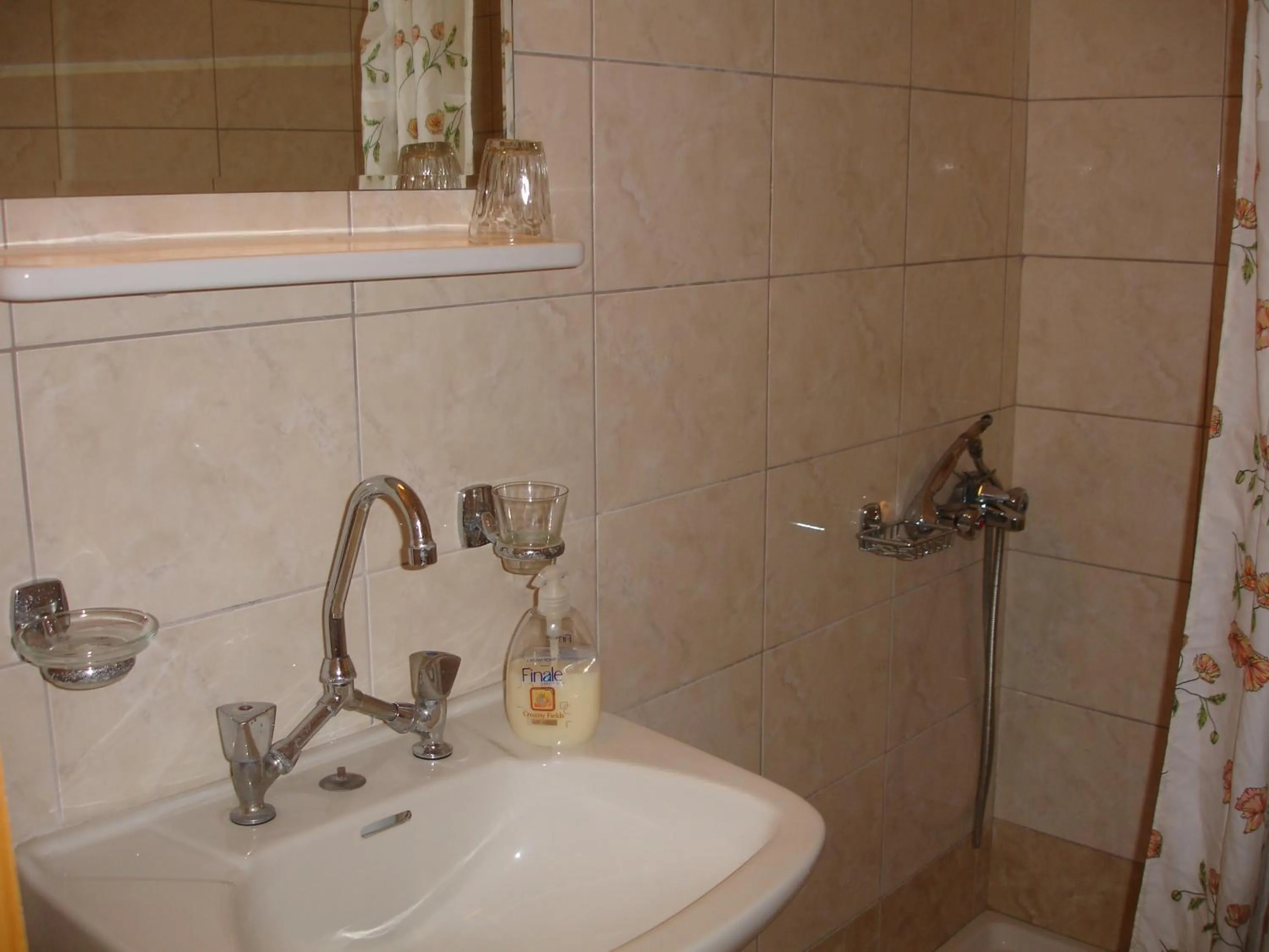 Bathroom in Hotel Inomaos