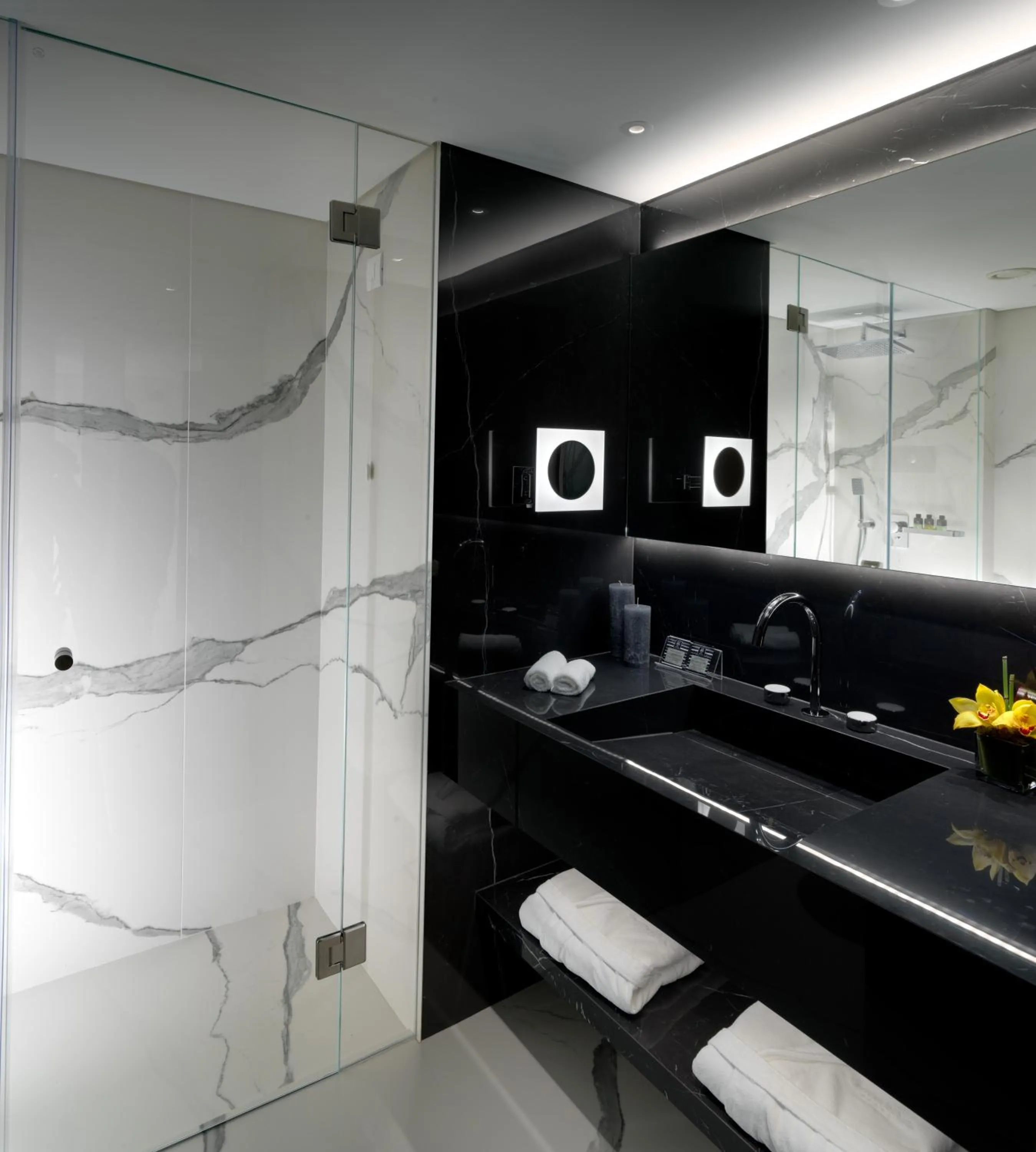 Shower in NJV Athens Plaza