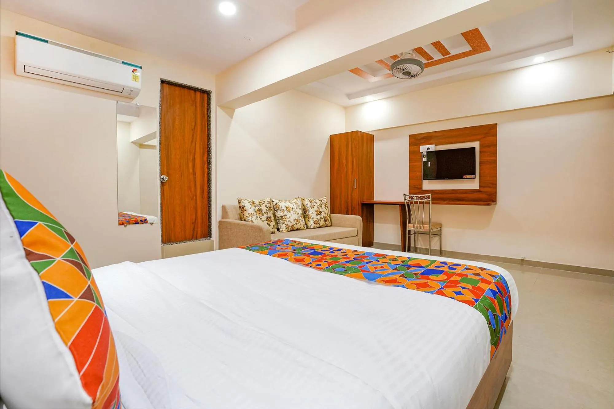 TV and multimedia, Bed in FabExpress Alive - Nr Juhu Beach