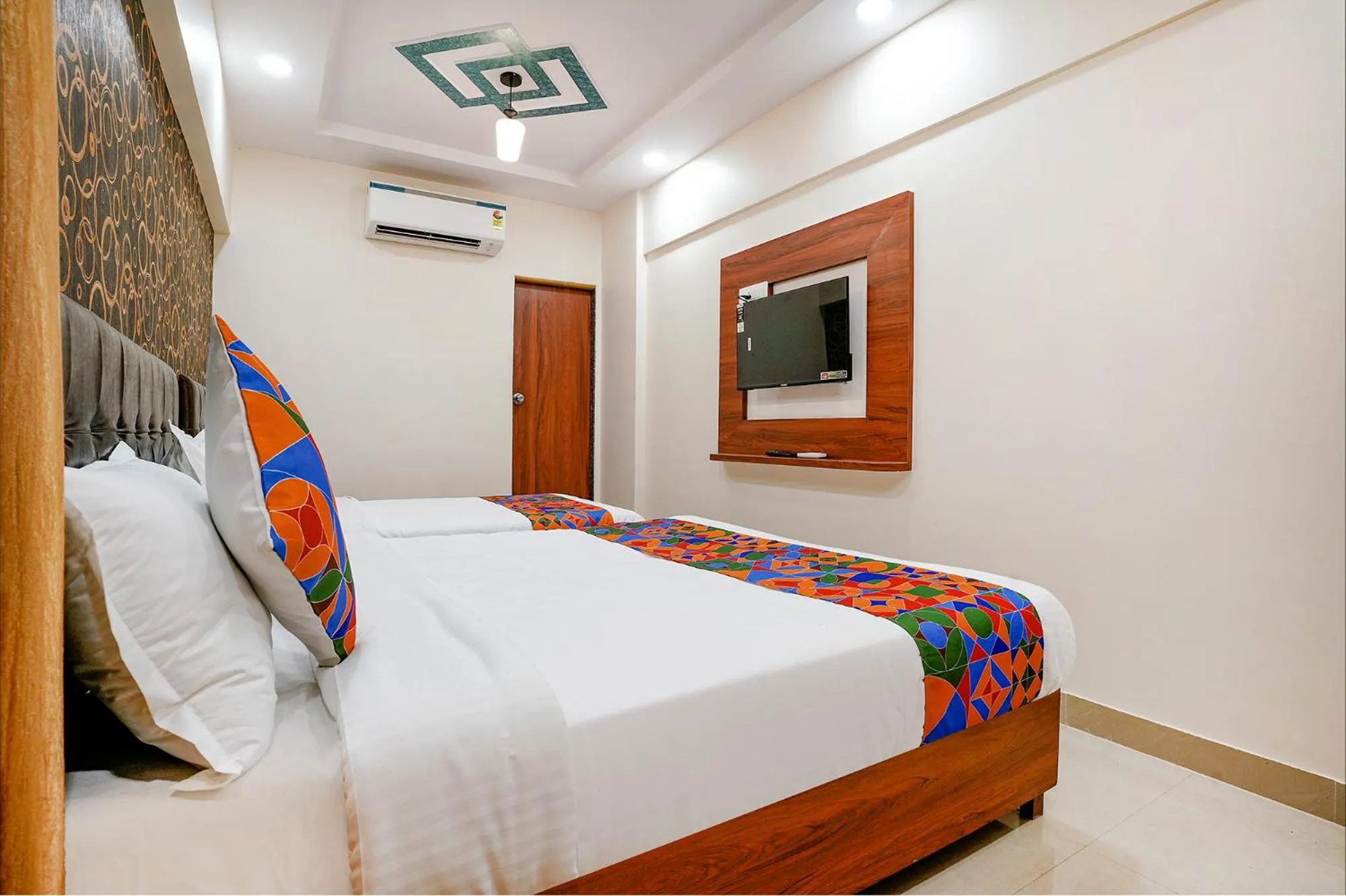 Bed in FabExpress Alive - Nr Juhu Beach