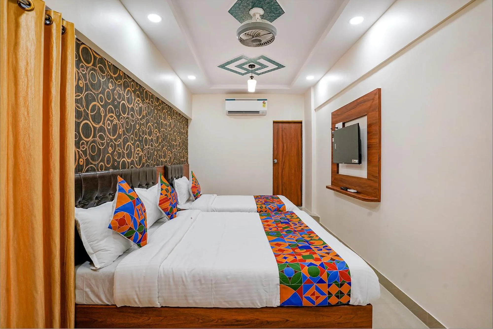 TV and multimedia, Bed in FabExpress Alive - Nr Juhu Beach
