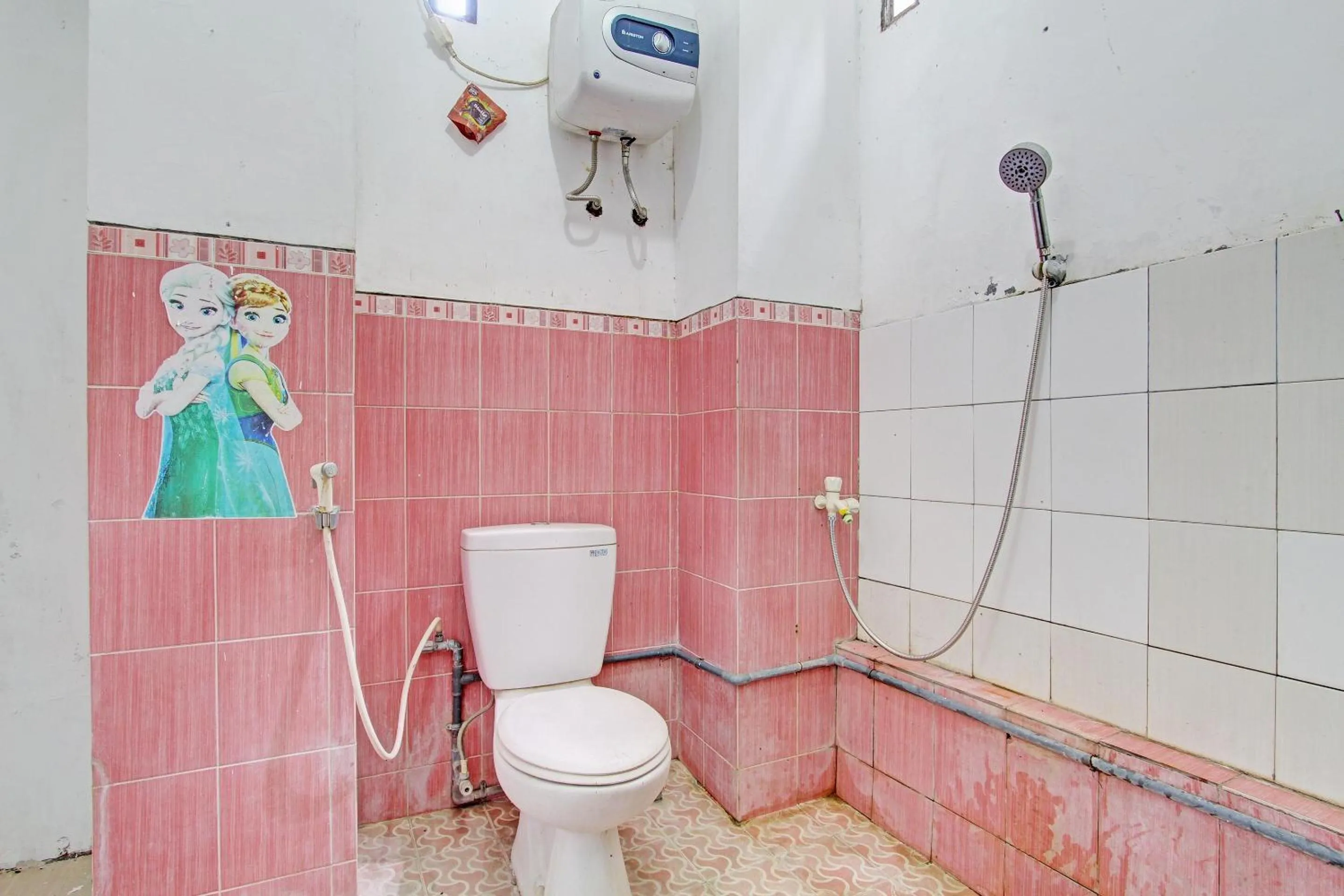 Bathroom in Hotel O Adinda Kost