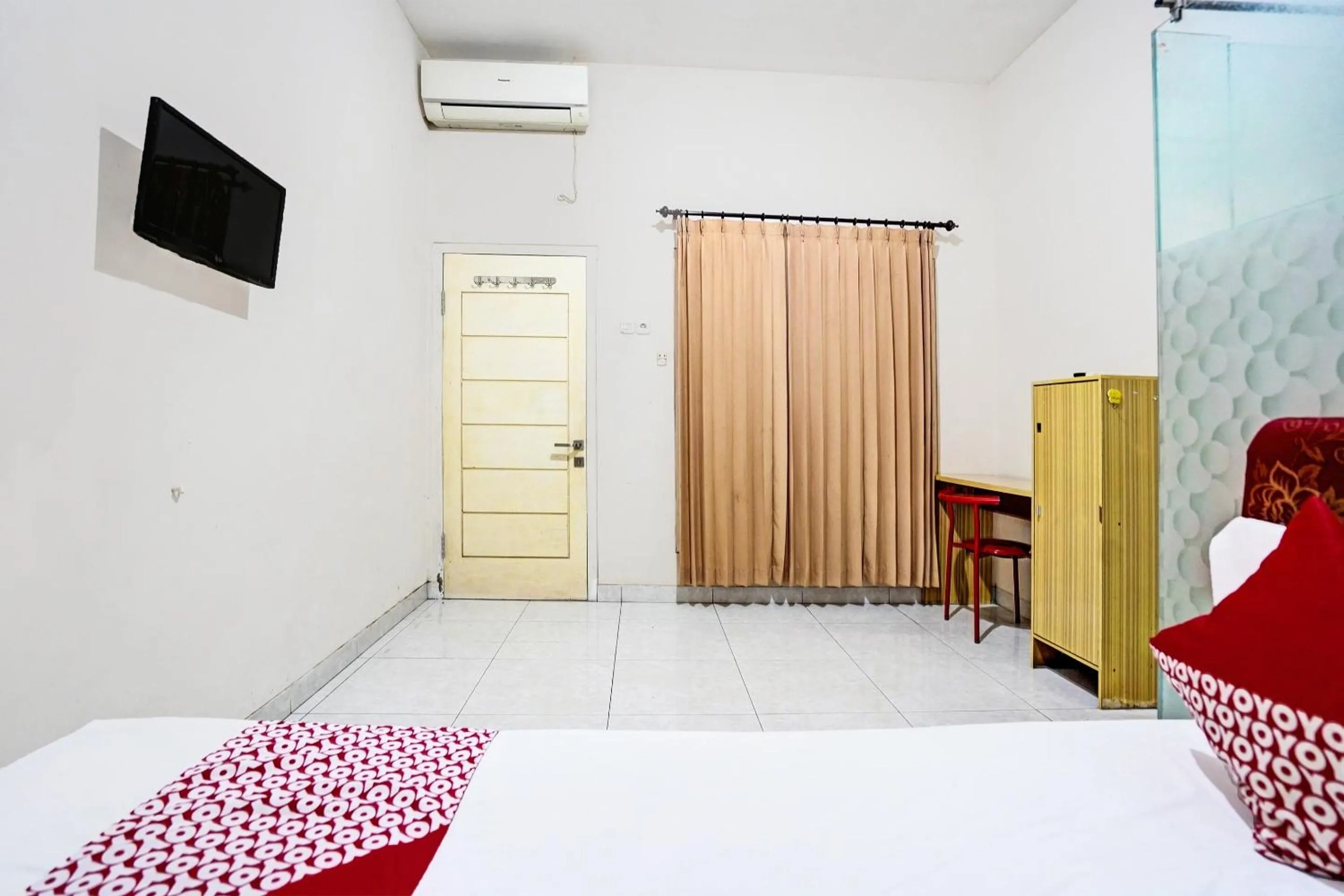 Bedroom, Bed in OYO Life 92190 Arya Guest House