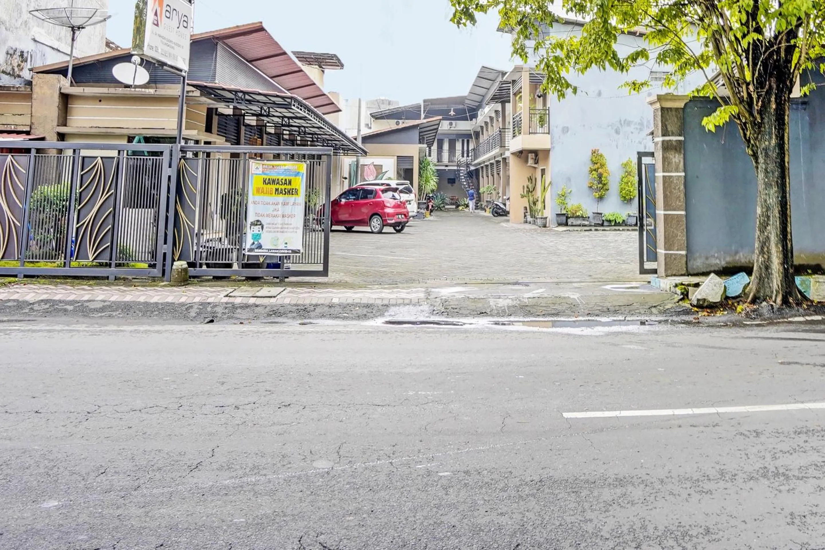 Facade/entrance in OYO Life 92190 Arya Guest House