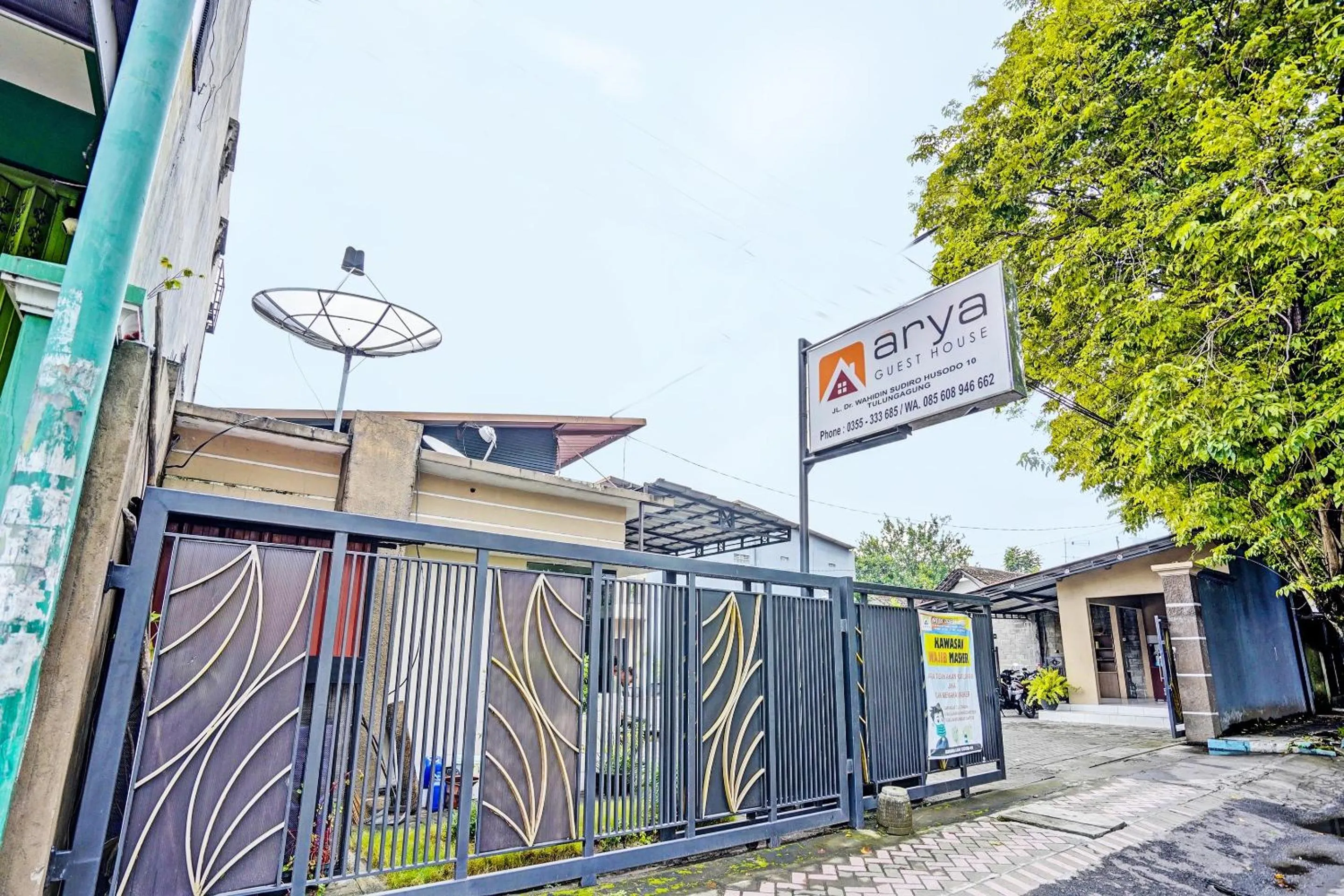 Facade/entrance in OYO Life 92190 Arya Guest House