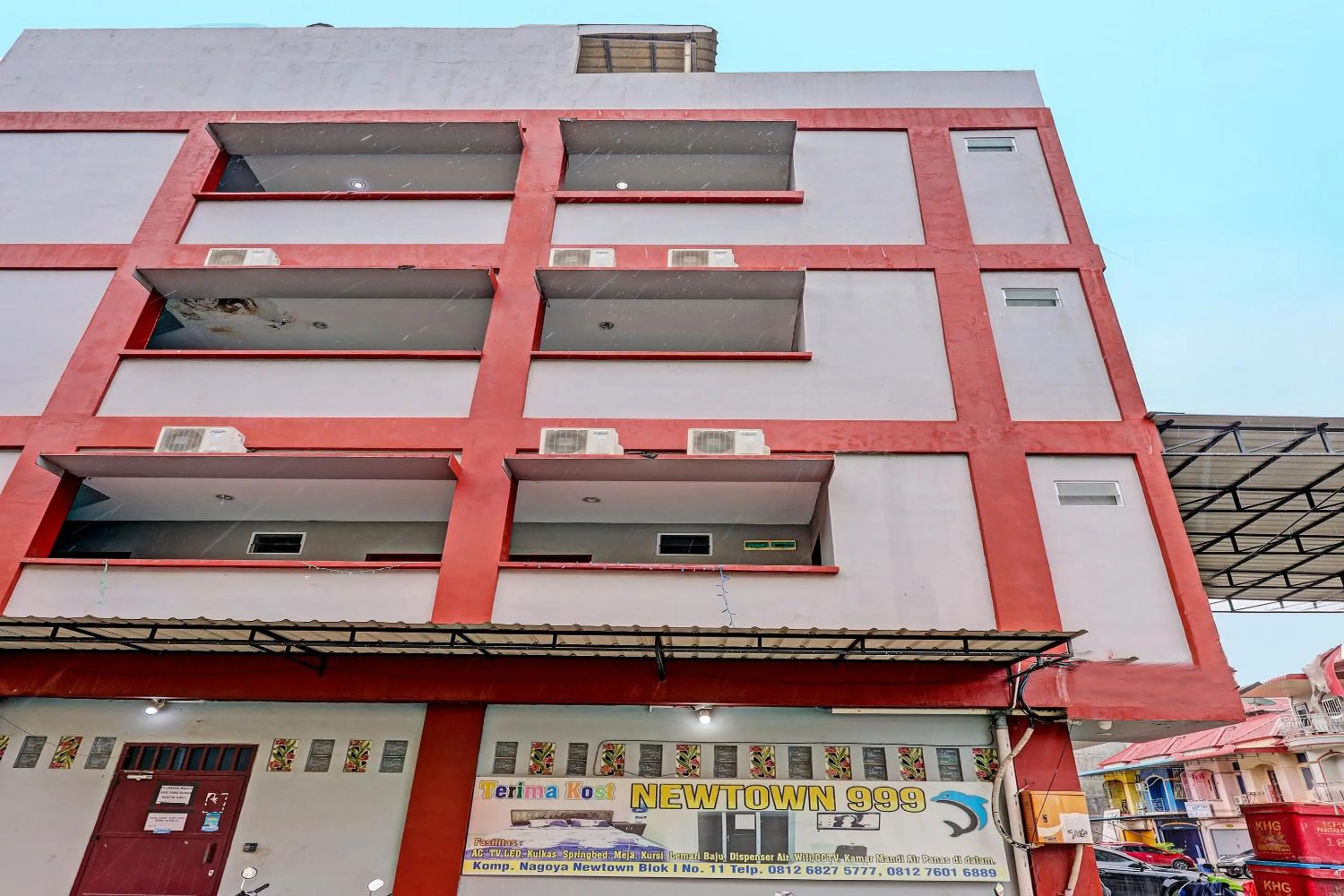 Facade/entrance in Hotel O New Town Syariah