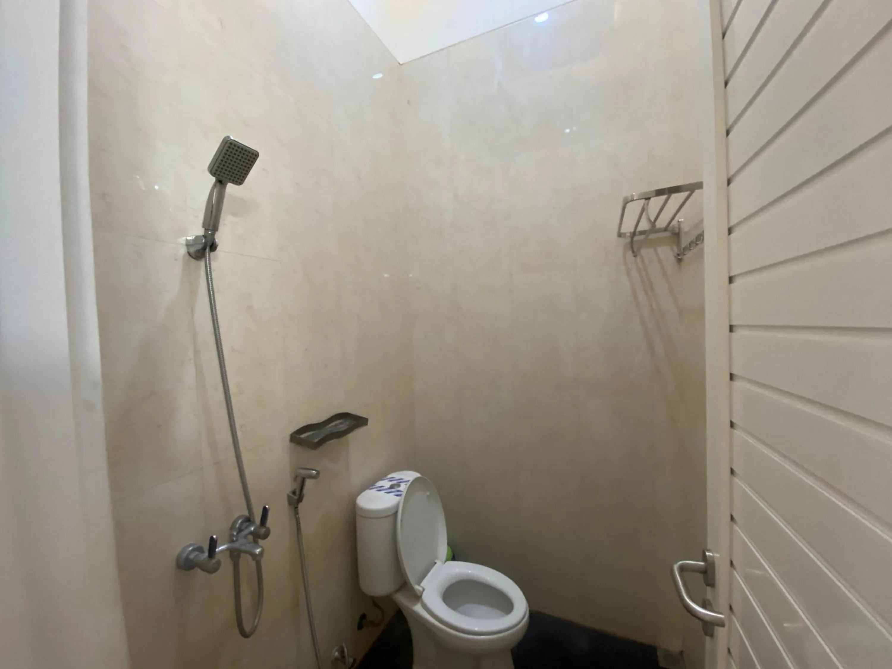 Bathroom in Kanggo Riko Family Homestay Mitra Reddoorz