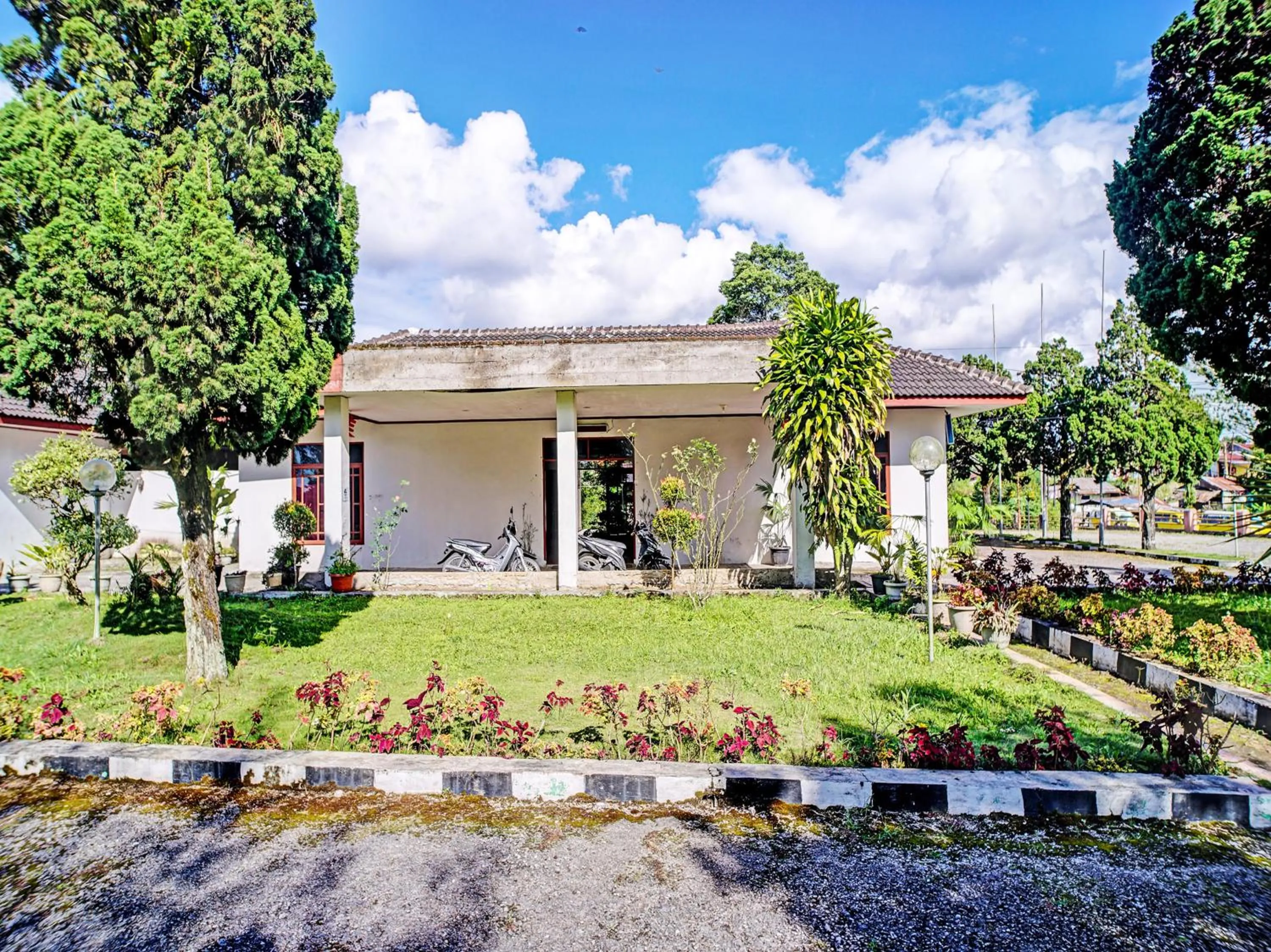 Property building in Capital O 92214 Beristera Hotel