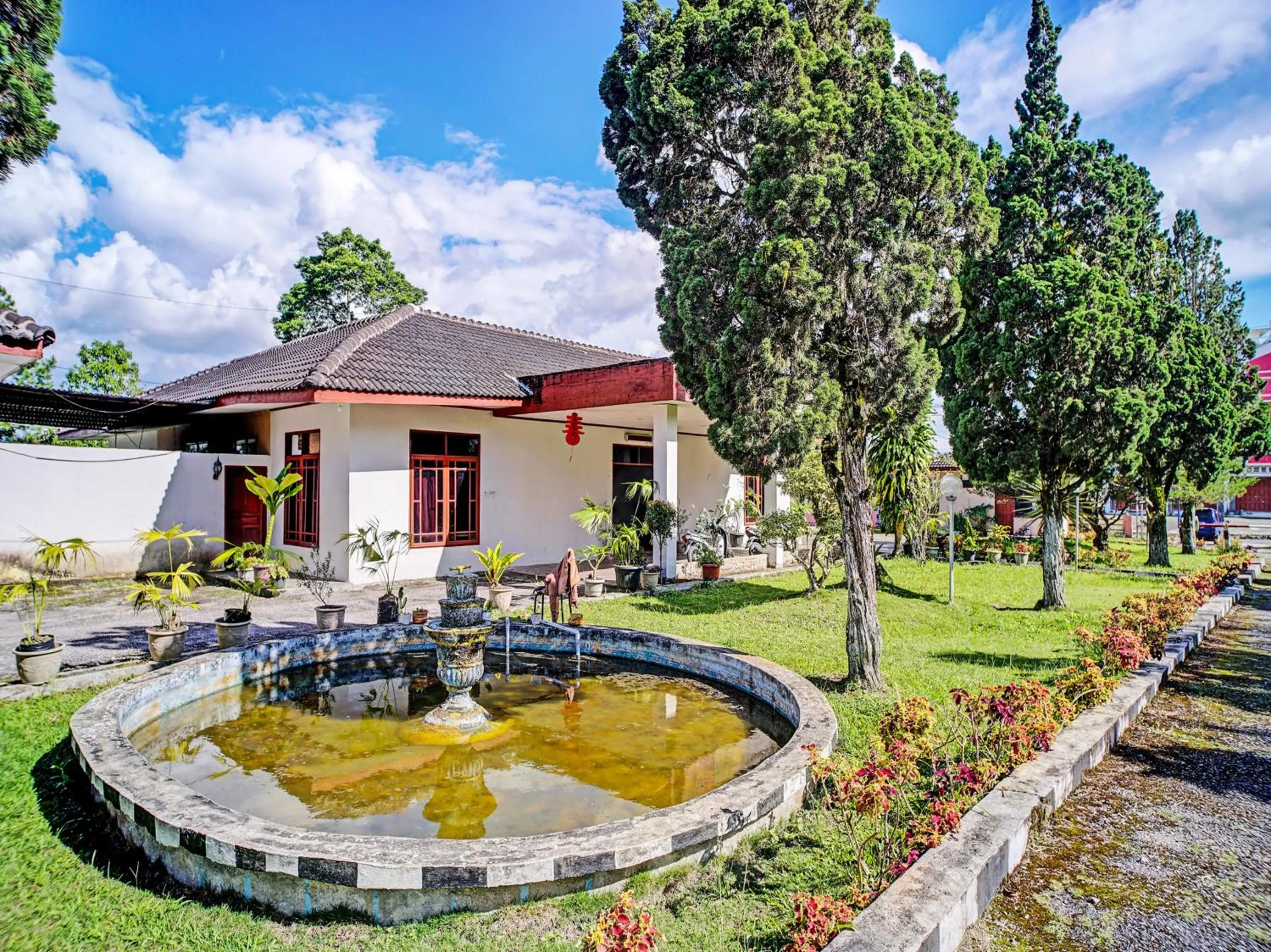 Property building in Capital O 92214 Beristera Hotel