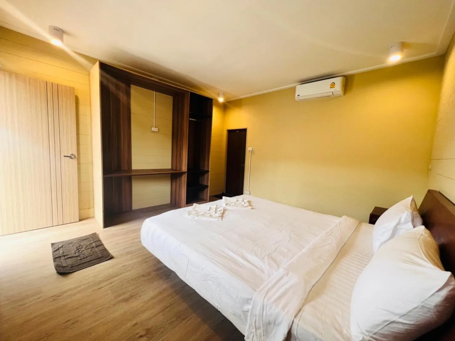 Photo of the whole room, Bed in U're Holitel